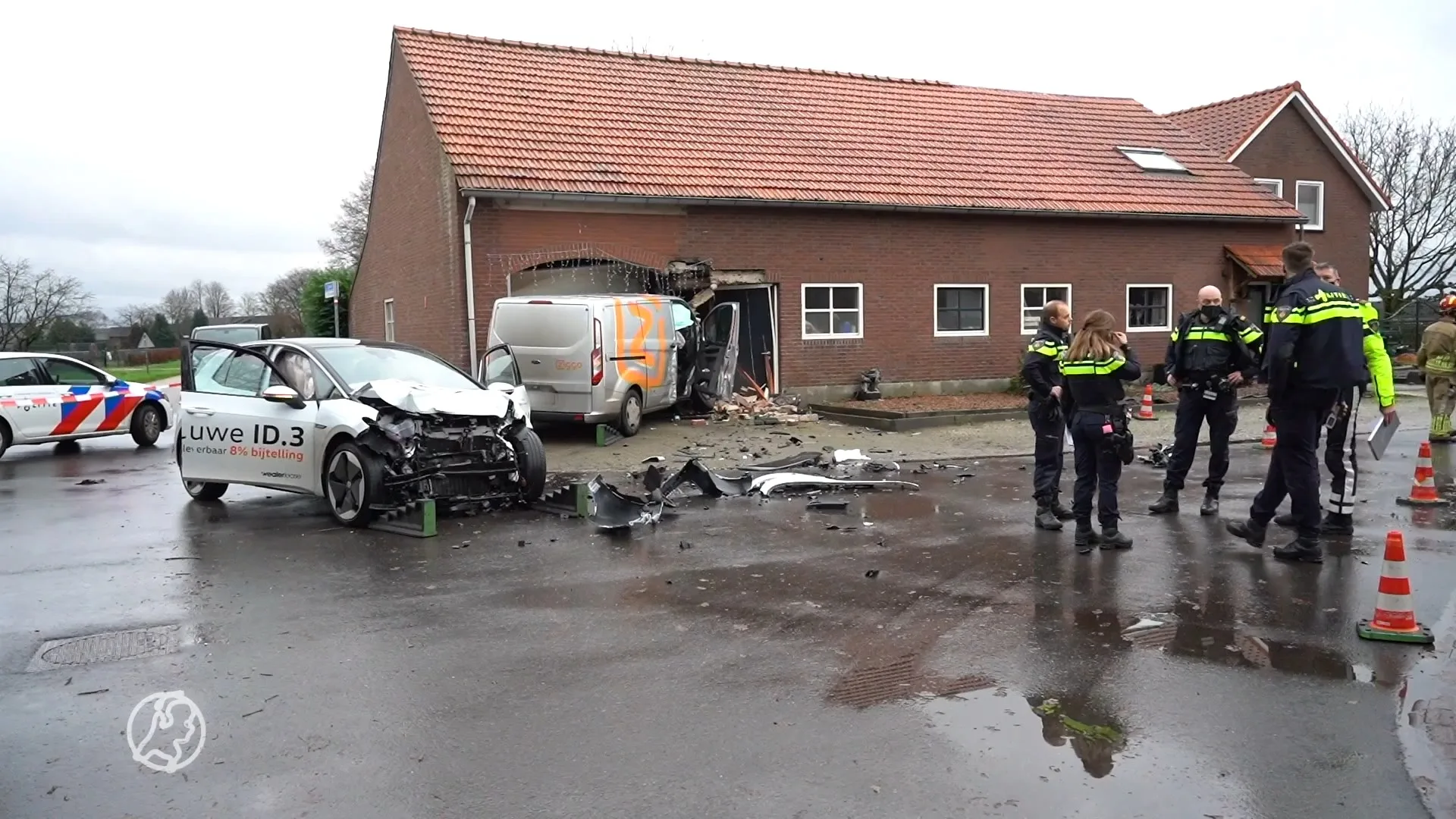Ziggo-busje rijdt woning binnen in Roggel