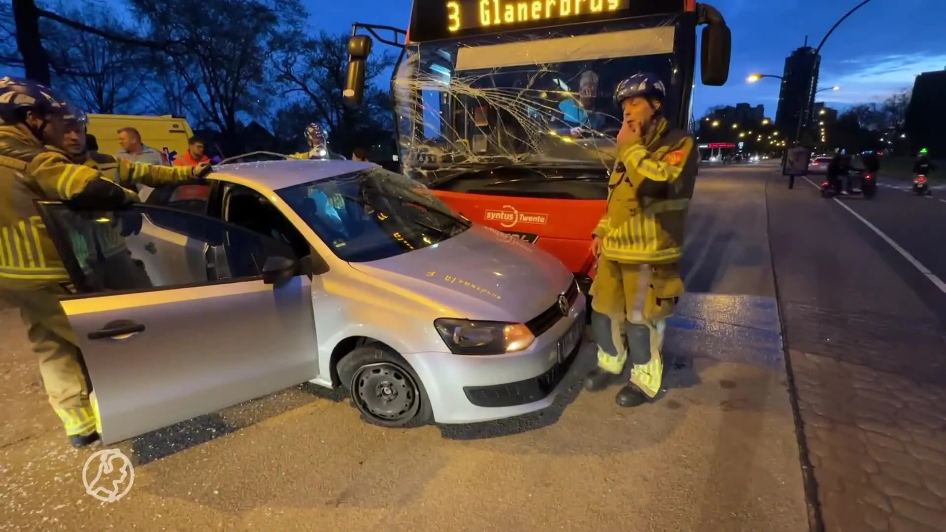 Auto wordt meters meegesleept door stadsbus Enschede na aanrijding