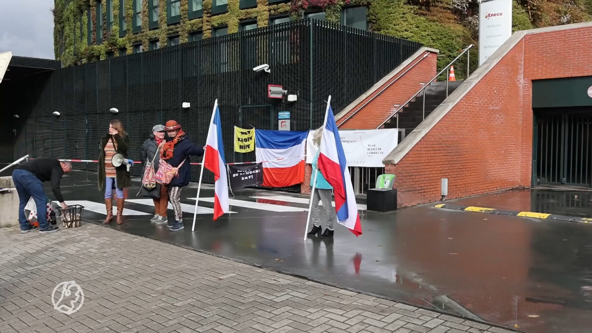 Ludieke actie bij hoofdkantoor Eneco Rotterdam: mensen steken energienota in brand
