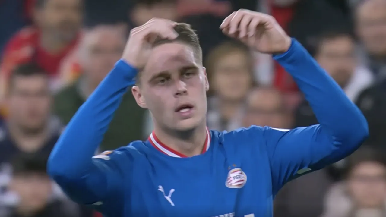 KANS: Joey Veerman raakt de paal