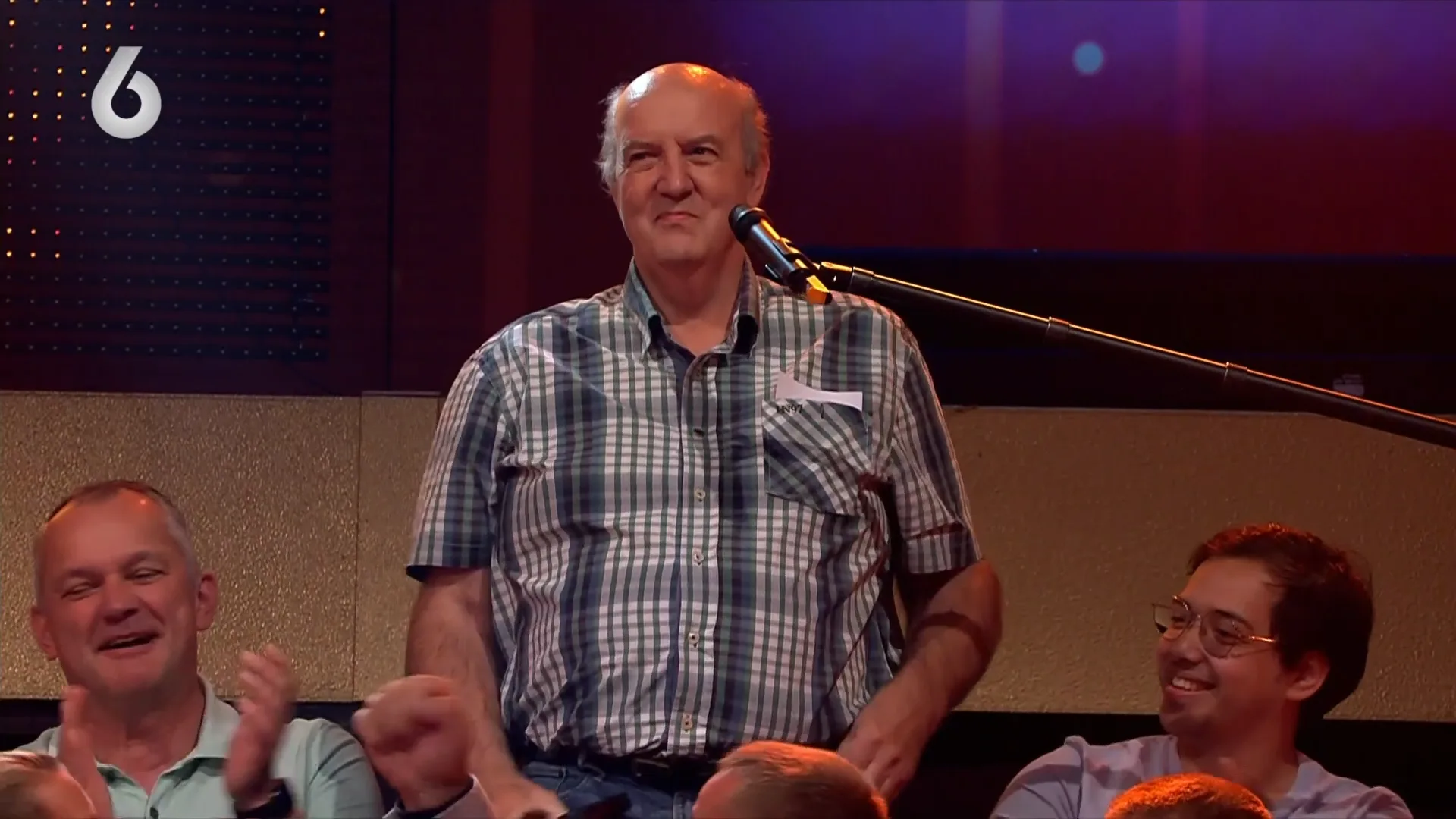 Piet uit Klaaswaal wordt op handen gedragen door dorpsgenoten na keuze bij Miljoenenjacht