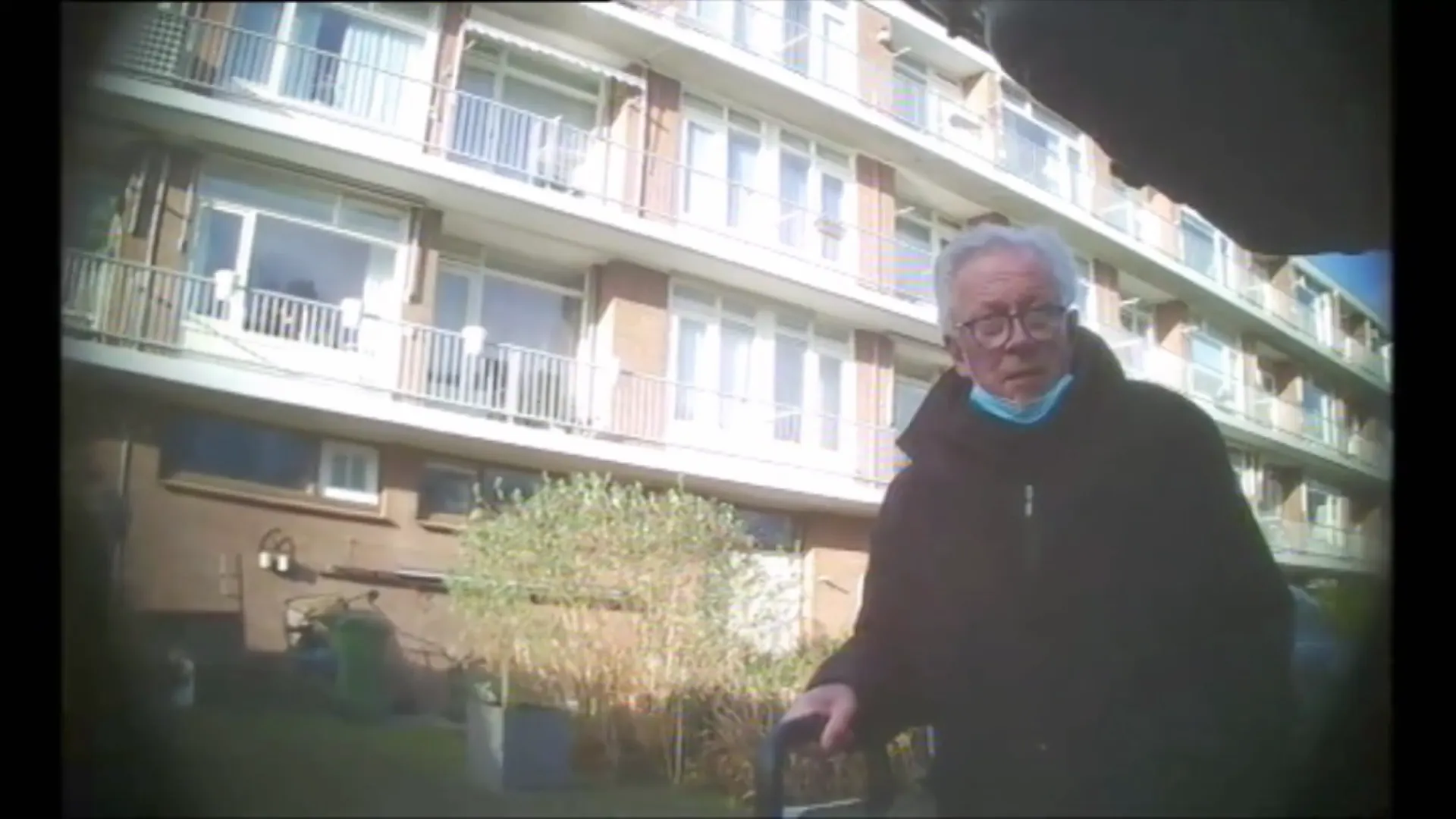 Meesteroplichter Adriaan K. laat meer dan een MILJOEN verdwijnen en LIEGT over ALLES