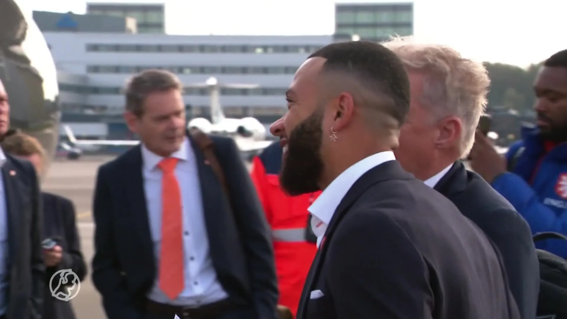 Voetballers Oranje kleine week voor openingsduel in vliegtuig naar Qatar