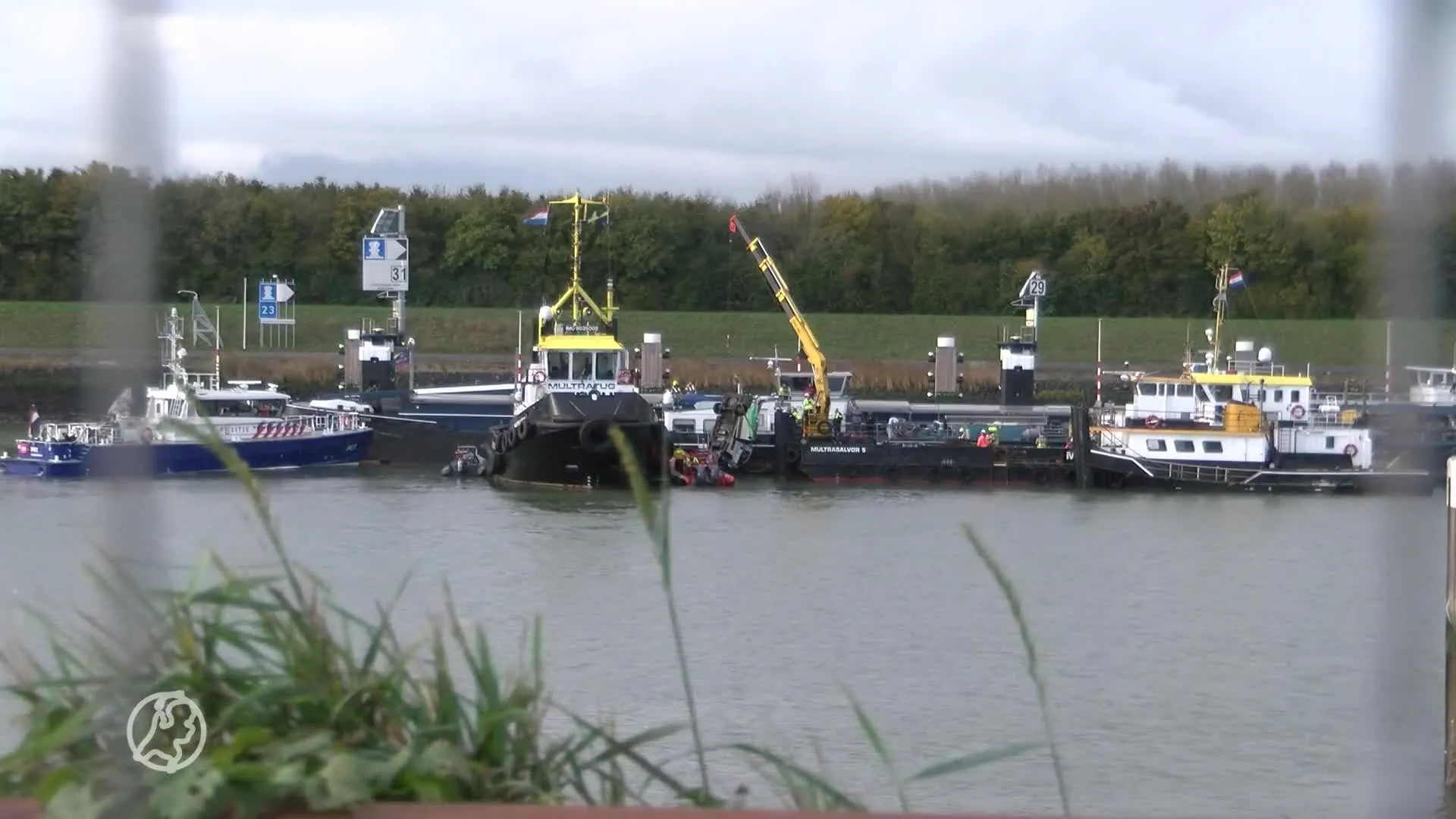 Eén persoon overleden nadat busje van weg op schip belandt in Terneuzen