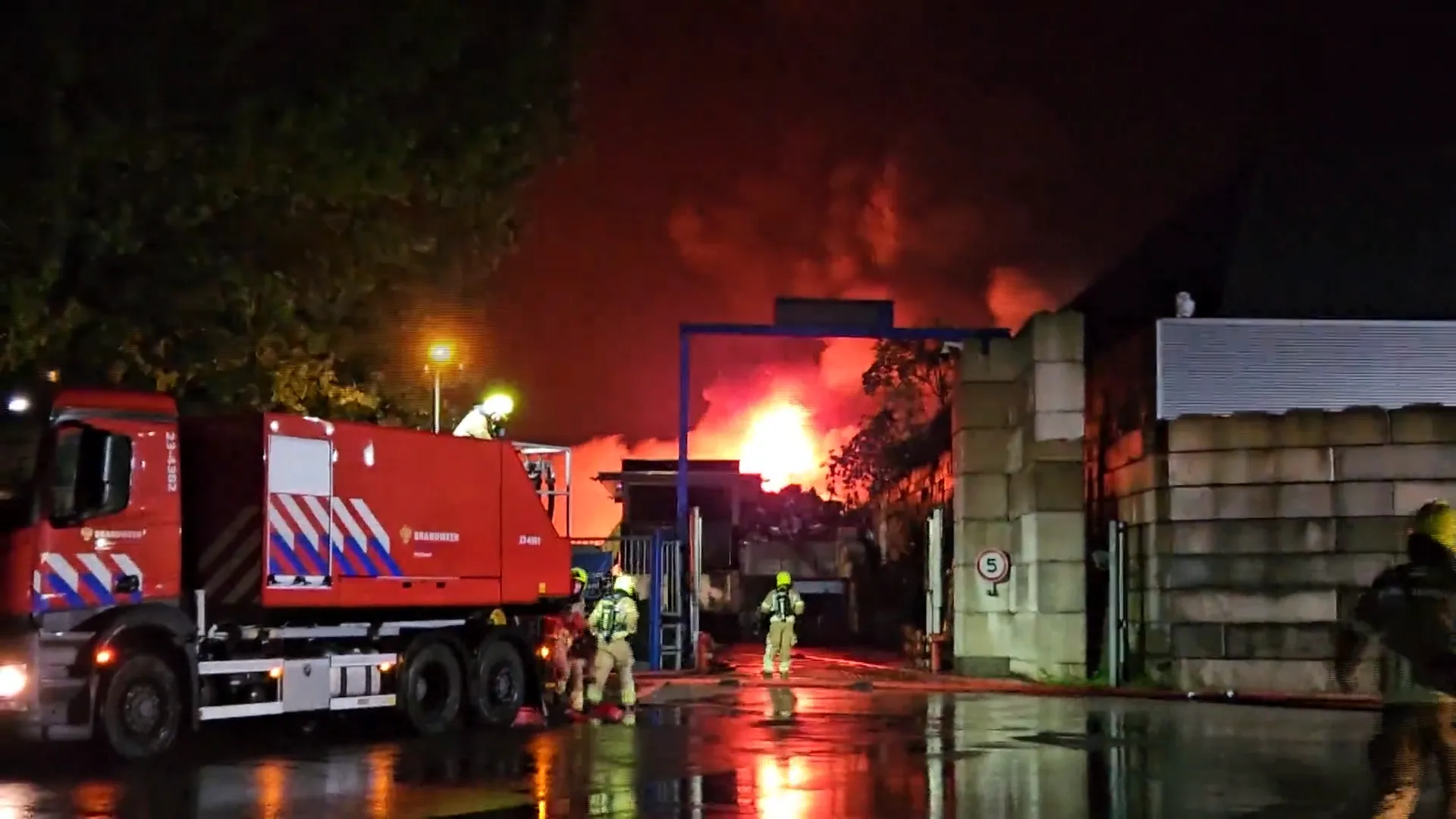 Brand bij Limburgse metaalafvalverwerker: 'Sluit ramen en deuren'