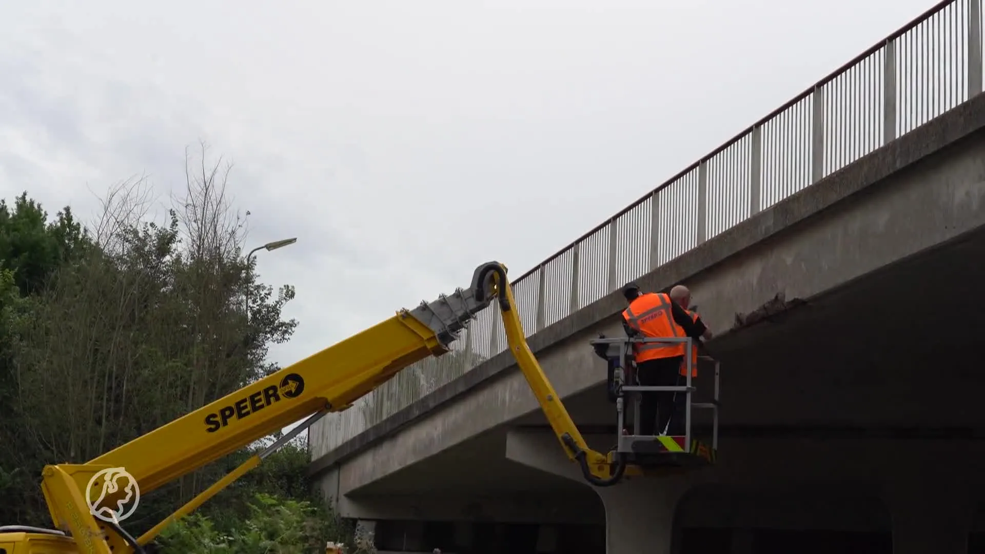 Brokstukken vallen van viaduct over A9, meerdere auto's beschadigd
