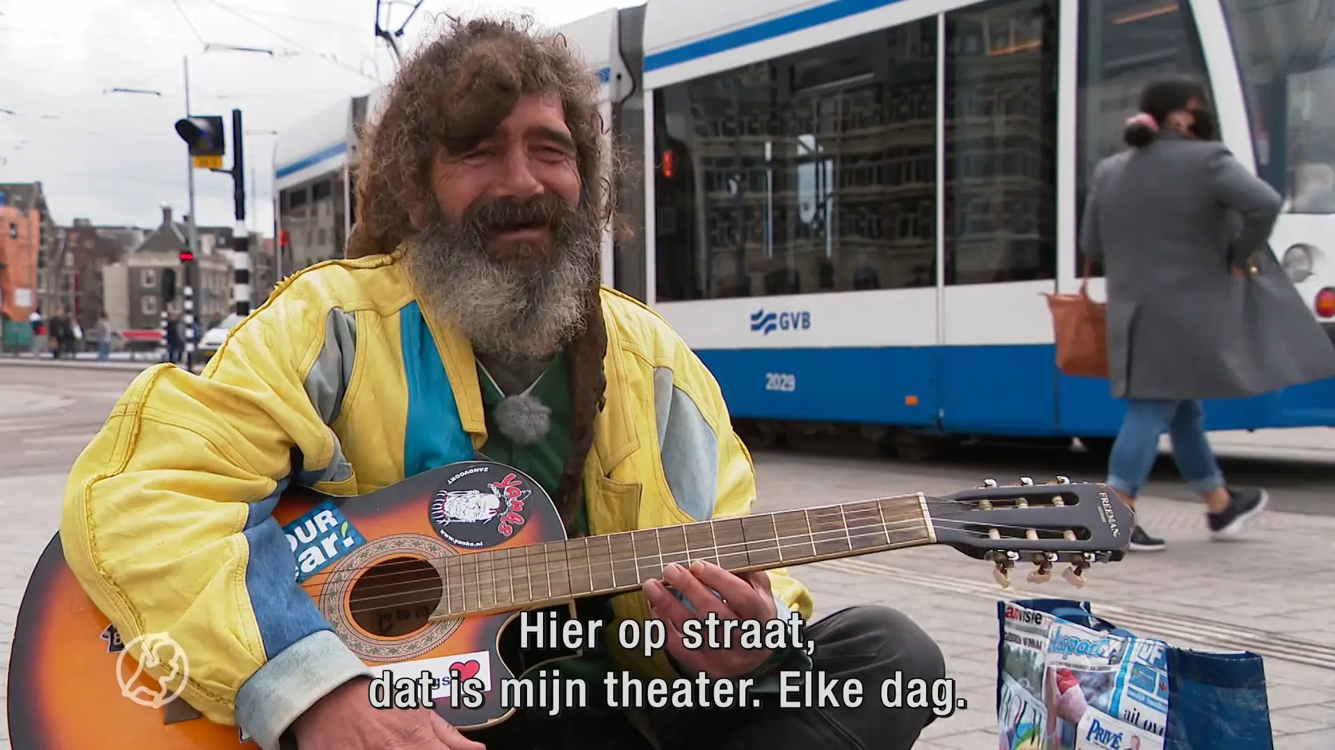 Zwerver Thomas (52) treedt als muzikant op in DeLaMar-theater