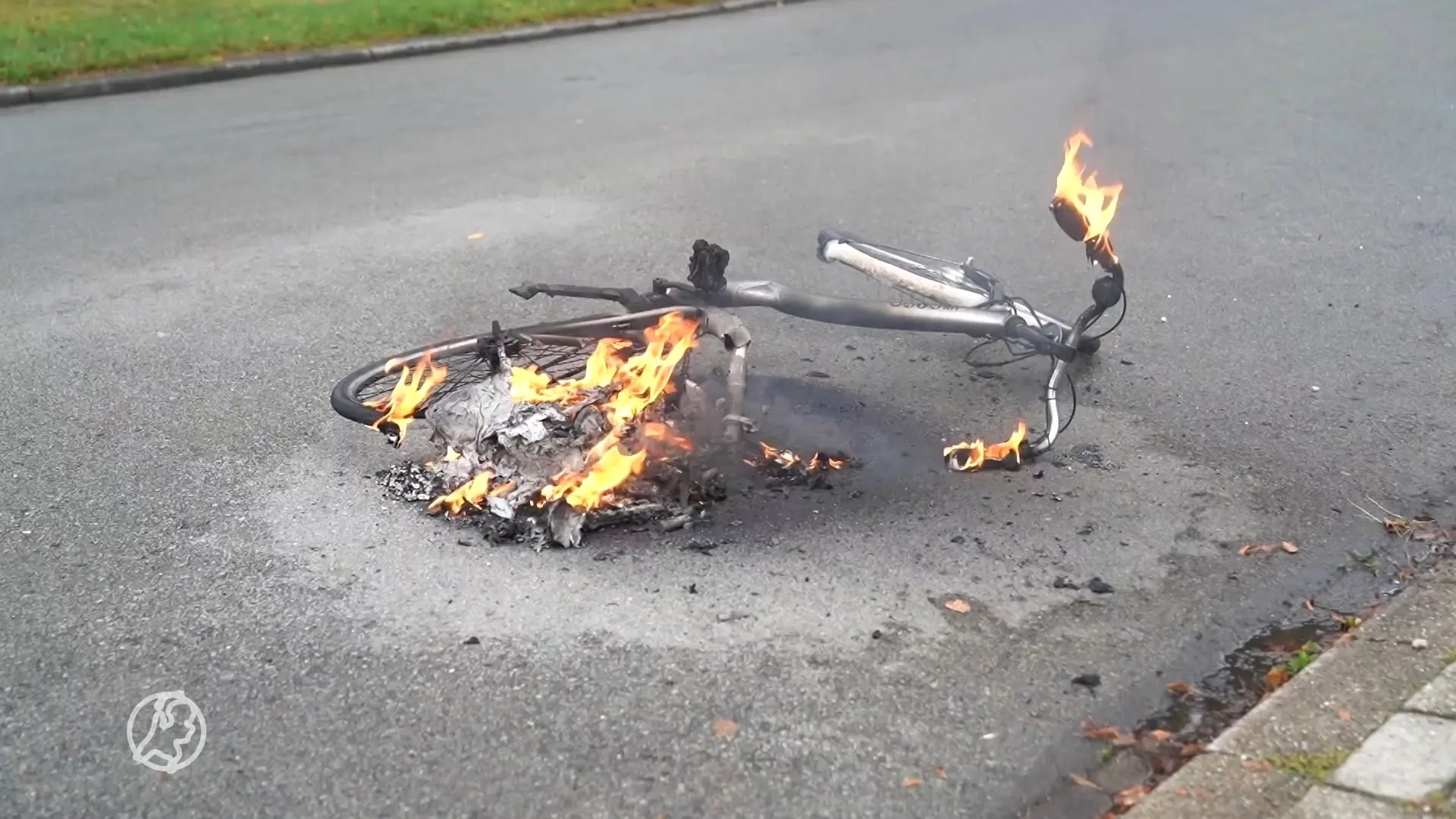 Fiets vliegt plots in de hens in Weert