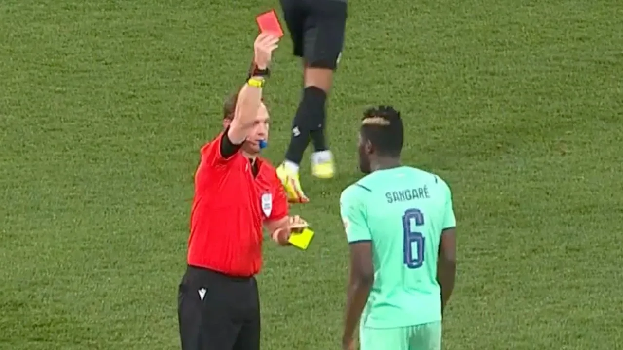 ROOD: Sangaré krijgt tweede gele kaart