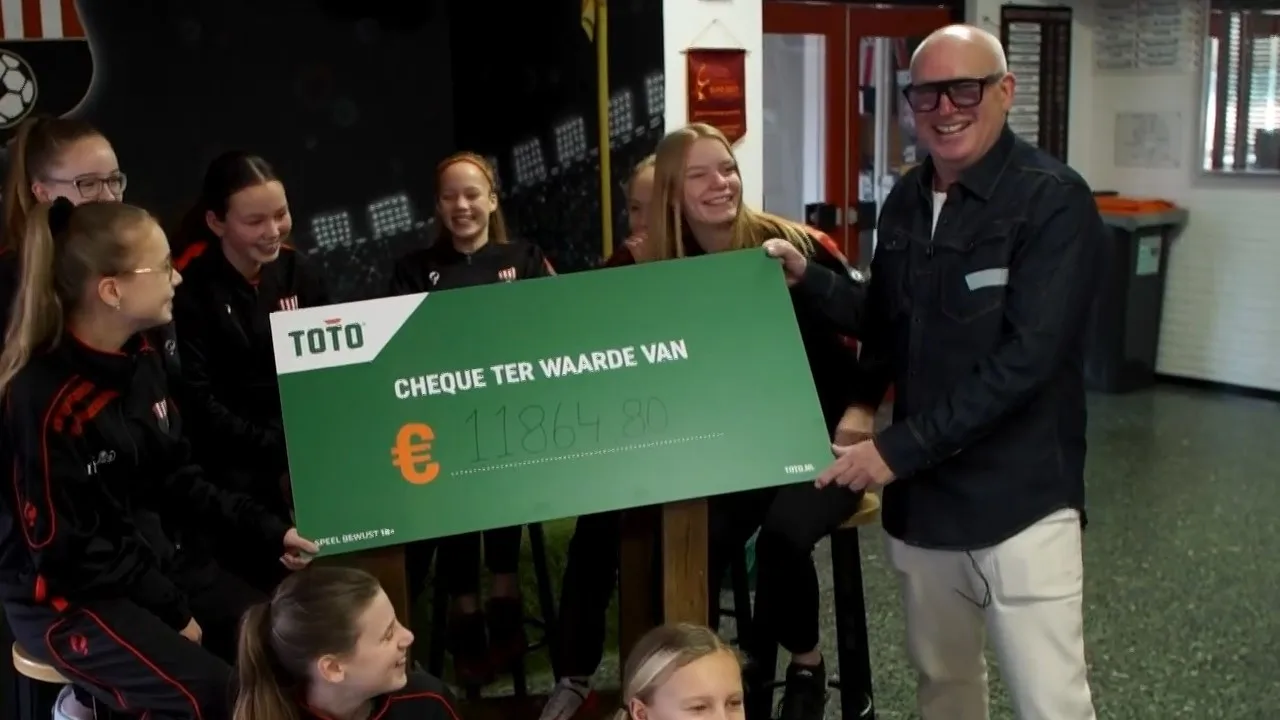 René overhandigt TOTO-cheque aan VV Groote Lindt voor het bouwen van nieuwe kleedkamers