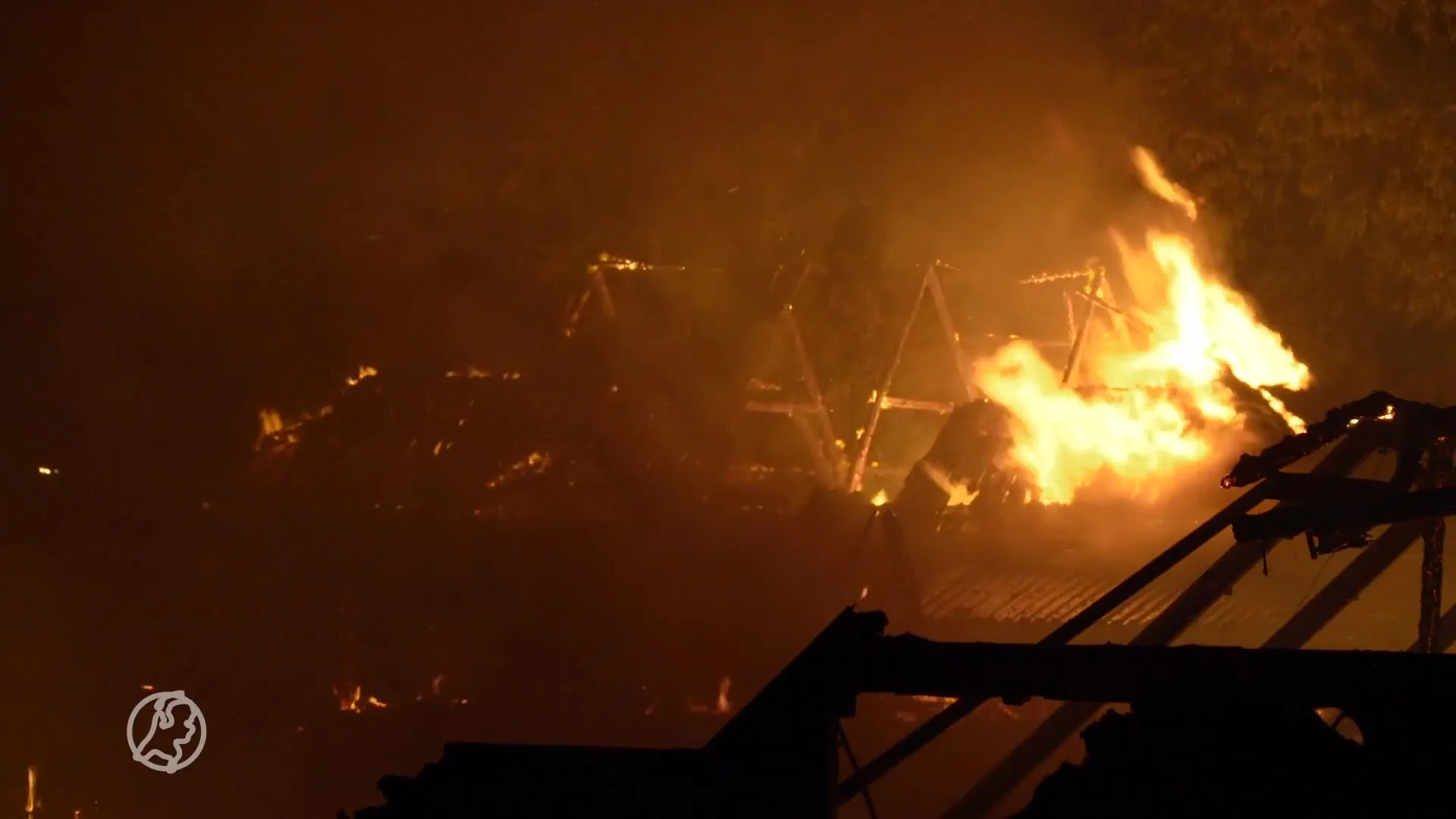 Grote brand legt koeienstal en boerderij in Groningen in de as