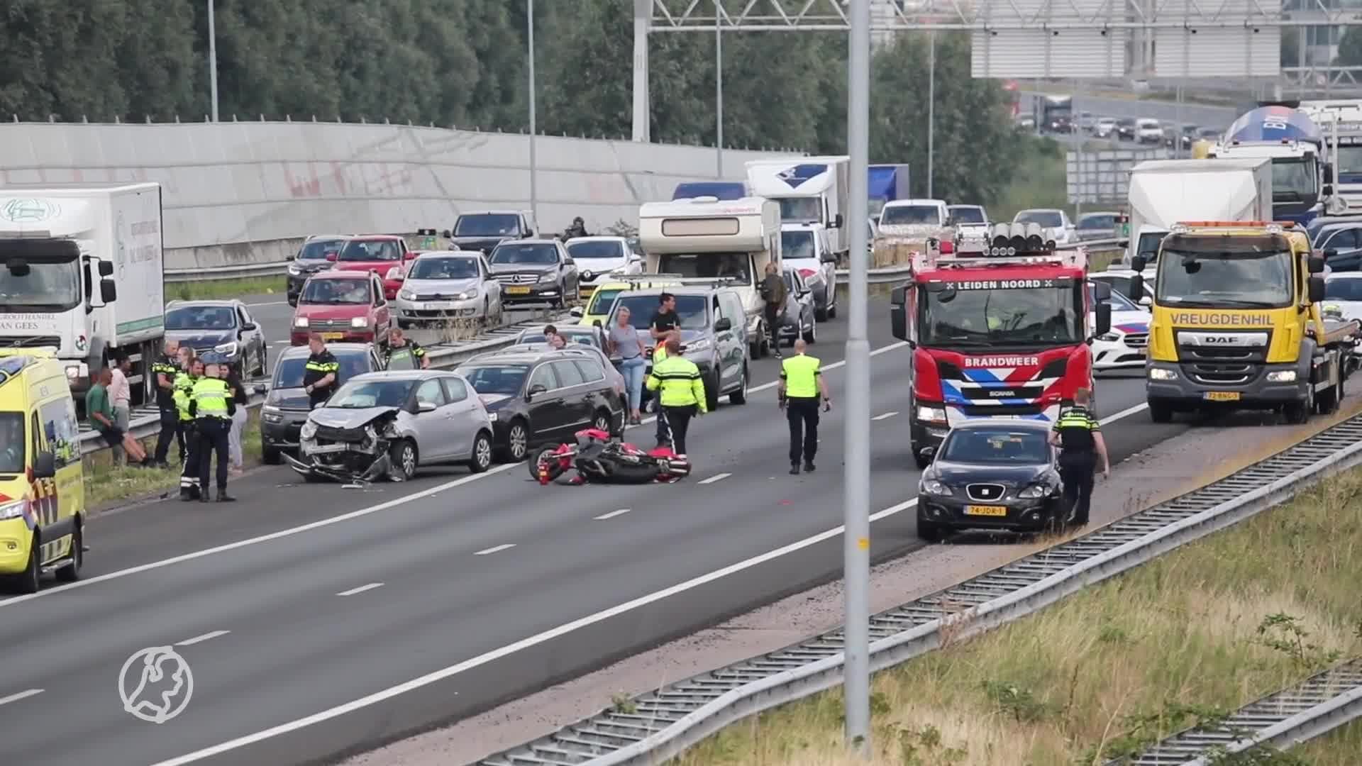 Ruim uur vertraging door groot ongeluk met motor en auto's op A4