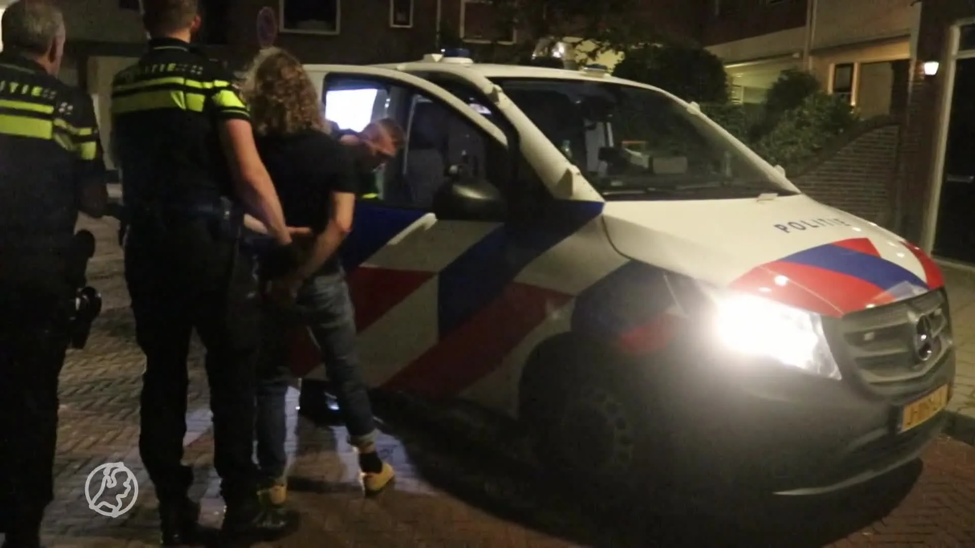 Groep jongeren bekogelt politie met eieren, glaswerk en paal in Katwijk: zes aanhoudingen