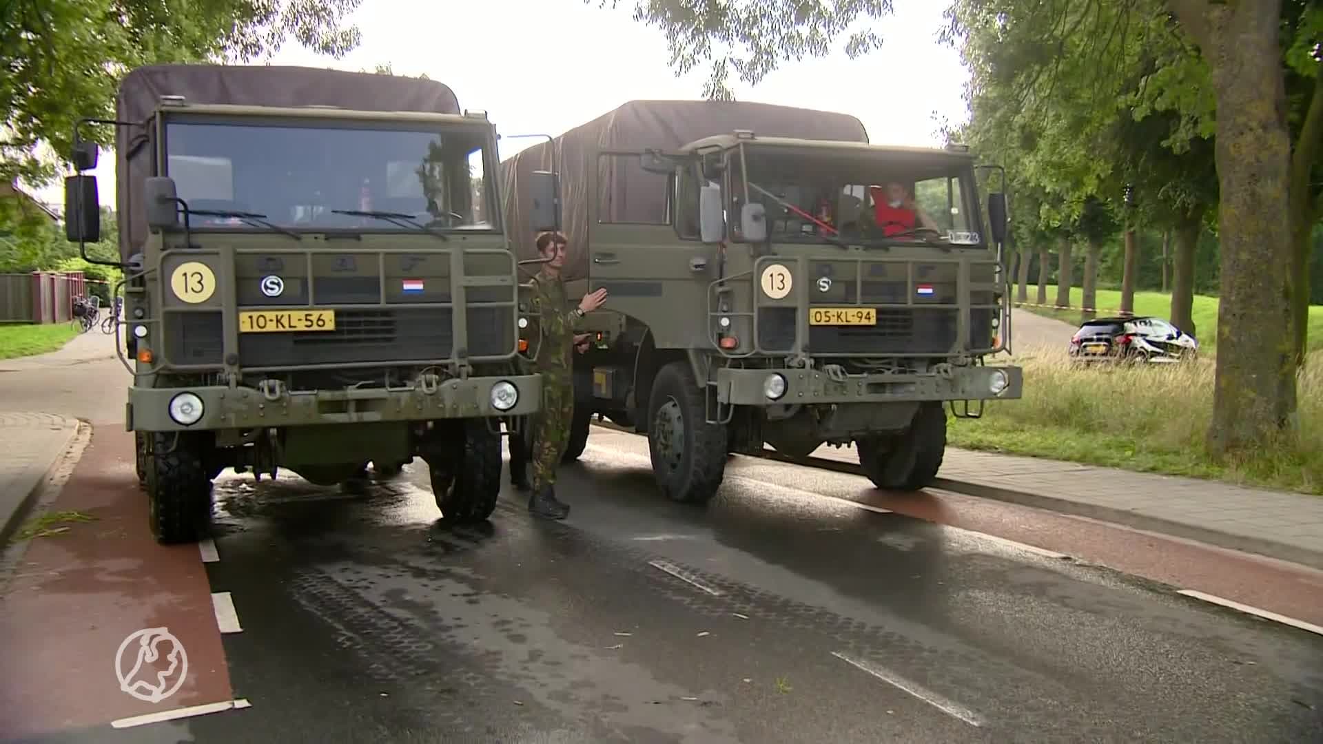 Inwoners 'eiland' Bergen worden heen en weer gependeld met legertrucks: 'Een apart sfeertje'