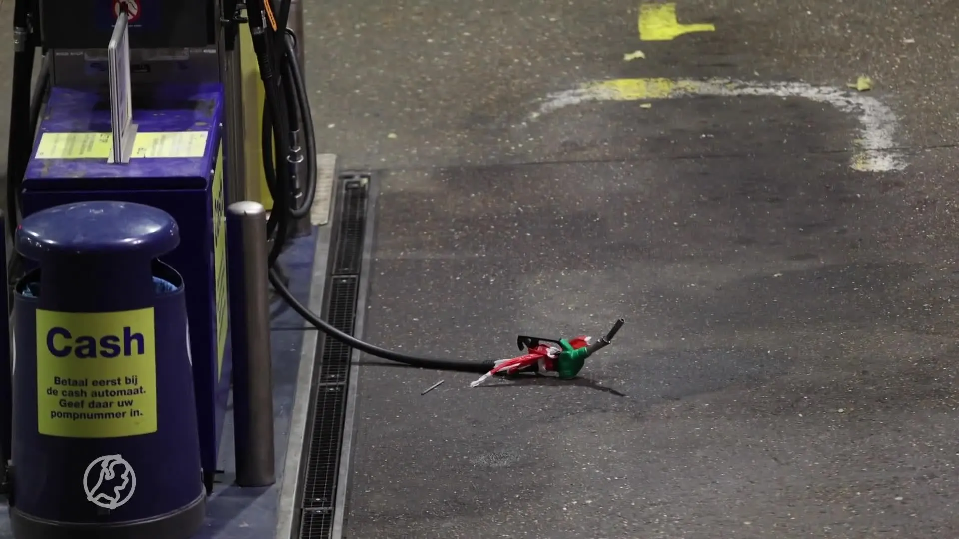 Ravage bij plofkraak bij tankstation in Duivendrecht, EOD doet onderzoek