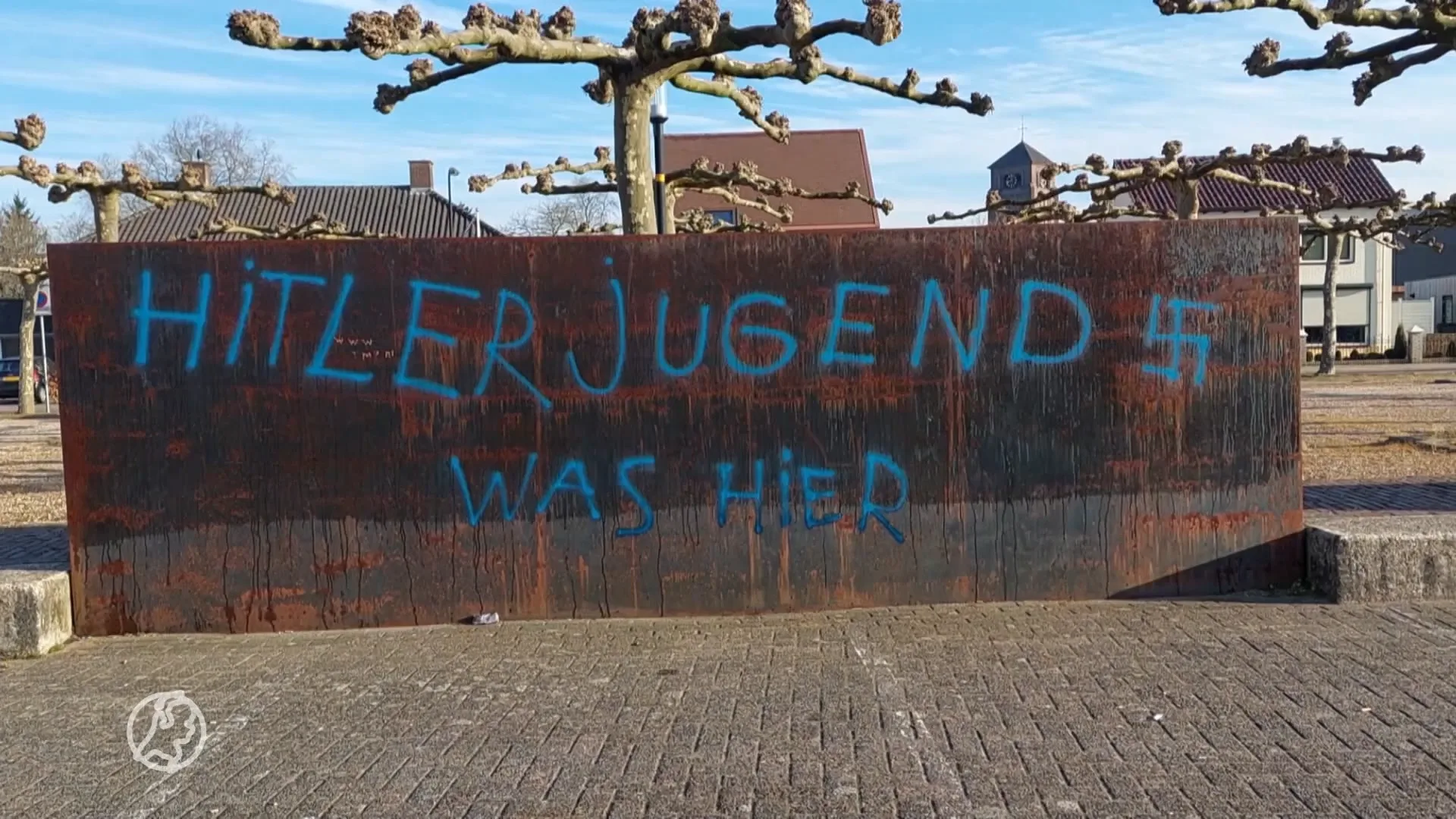 Bemmel beklad met hakenkruizen en 'Hitlerjugend'