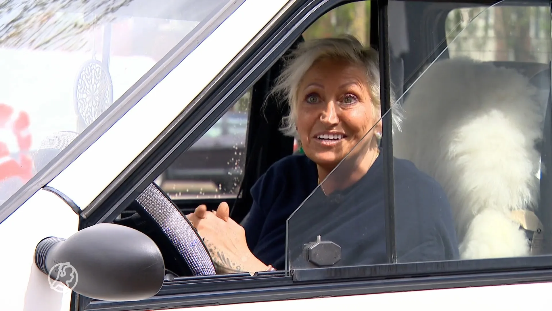 Nadia reed in haar Canta af op de overvallers