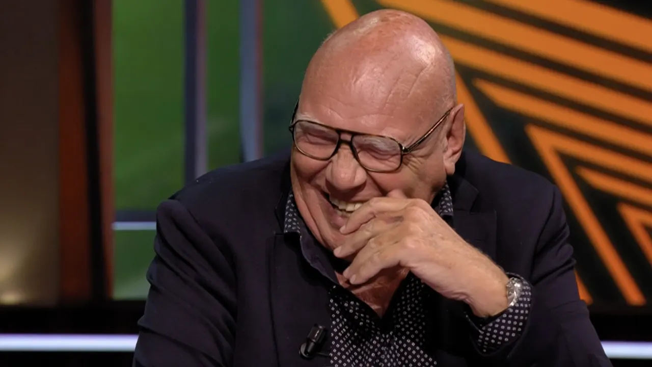 Kees ligt in een deuk om actie in Europa League-studio: 'Daar moet ik om lachen!'
