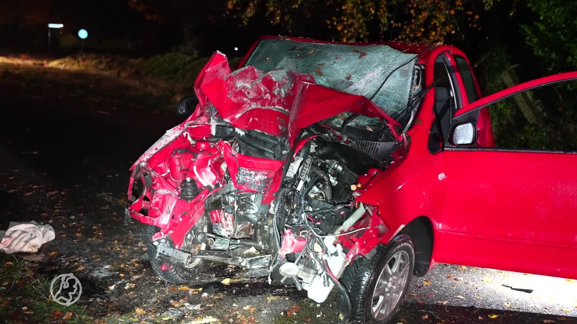 Vrouw zwaargewond achtergelaten na uitwijken slingerende tegenligger