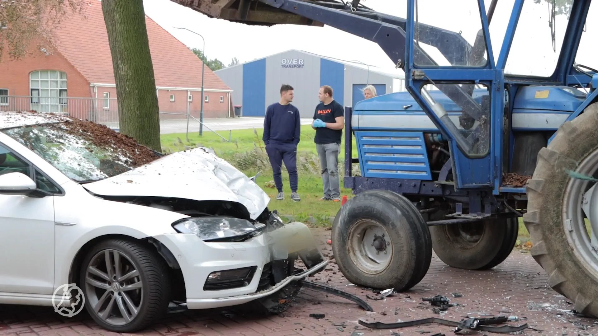Twee personen gewond door aanrijding tussen tractor en auto in Emmer-Compascuum