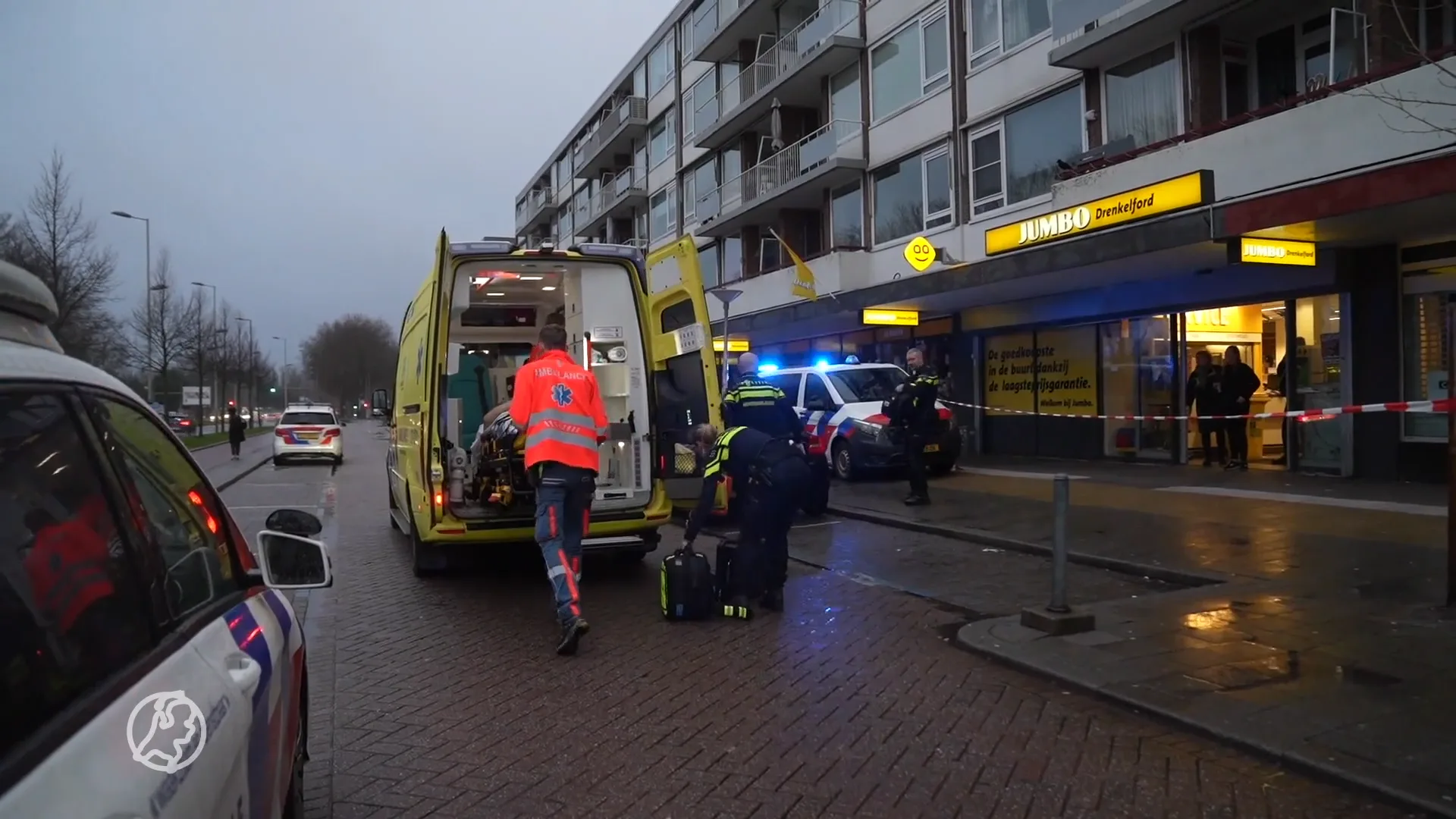 Jonge overvallers steken Jumbo-medewerker neer en gijzelen eigenaar