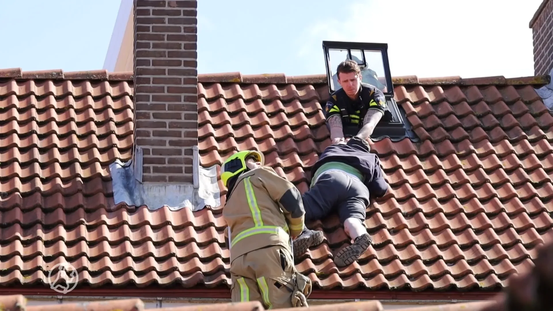 Jaap (83) bungelt drie kwartier aan dakraam: 'Agent heeft mijn leven gered'