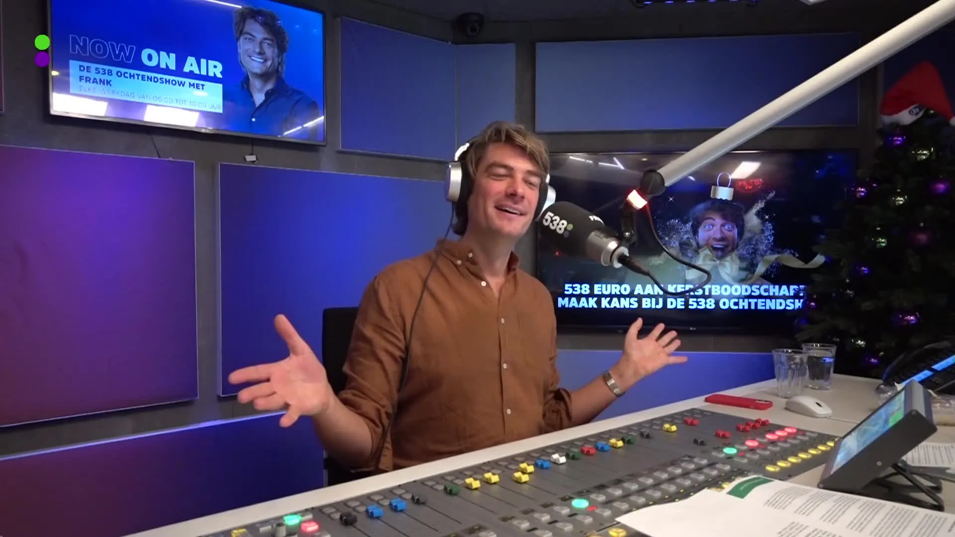 'Directeurtje' over open haard op SBS6!