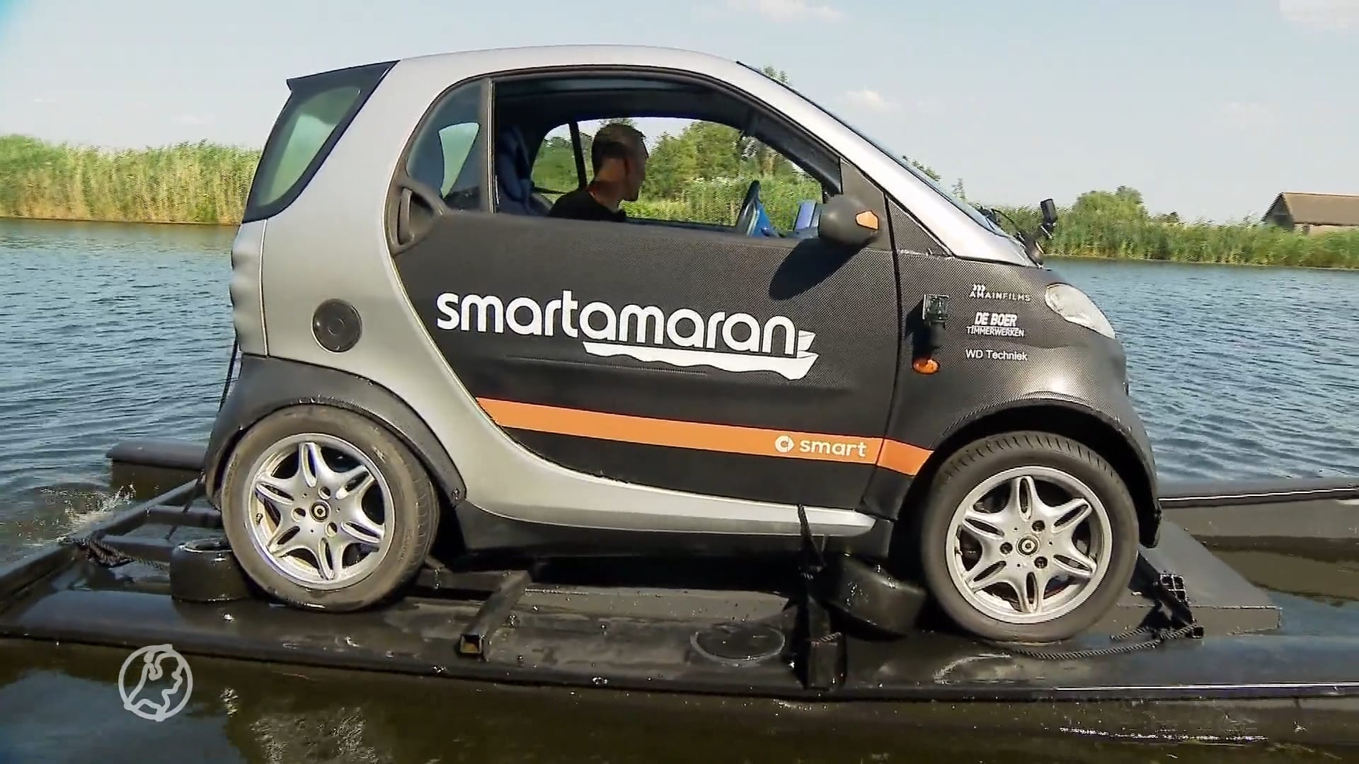 Erik scheurt op het water met zijn varende Smart