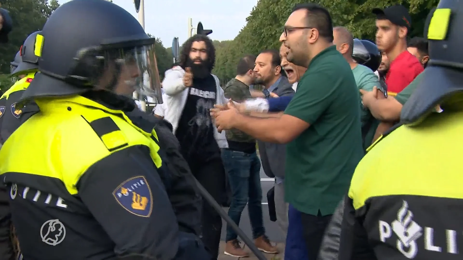Moslims woest om verscheuren Koran door Pegida