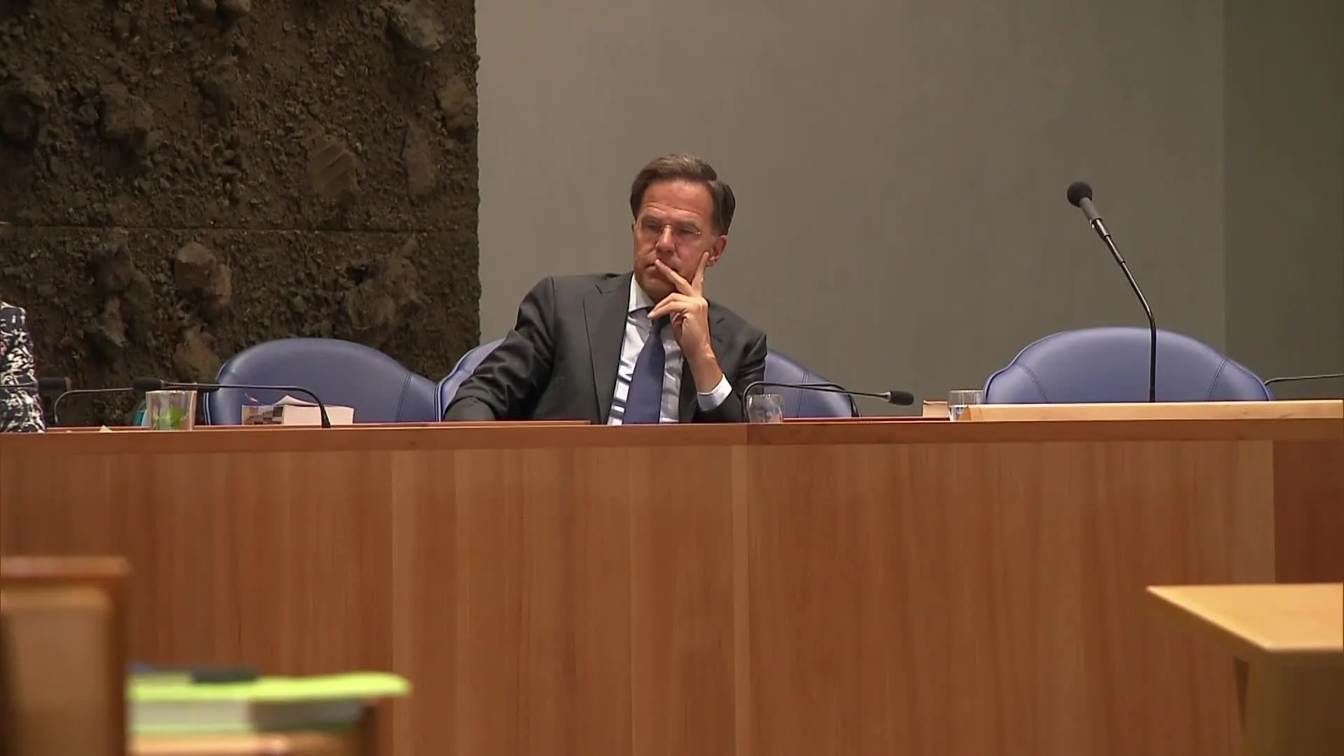 Rutte valt bijna in slaap tijdens 'Hoekstra-debat'