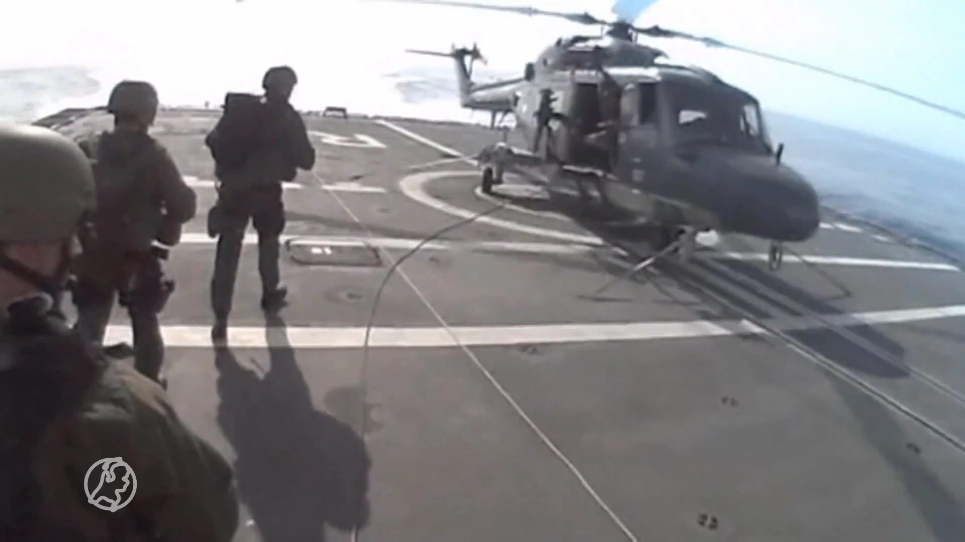 Helikopterpiloot Yvonne krijgt hoge onderscheiding voor aandeel stoppen gijzelactie op containerschip