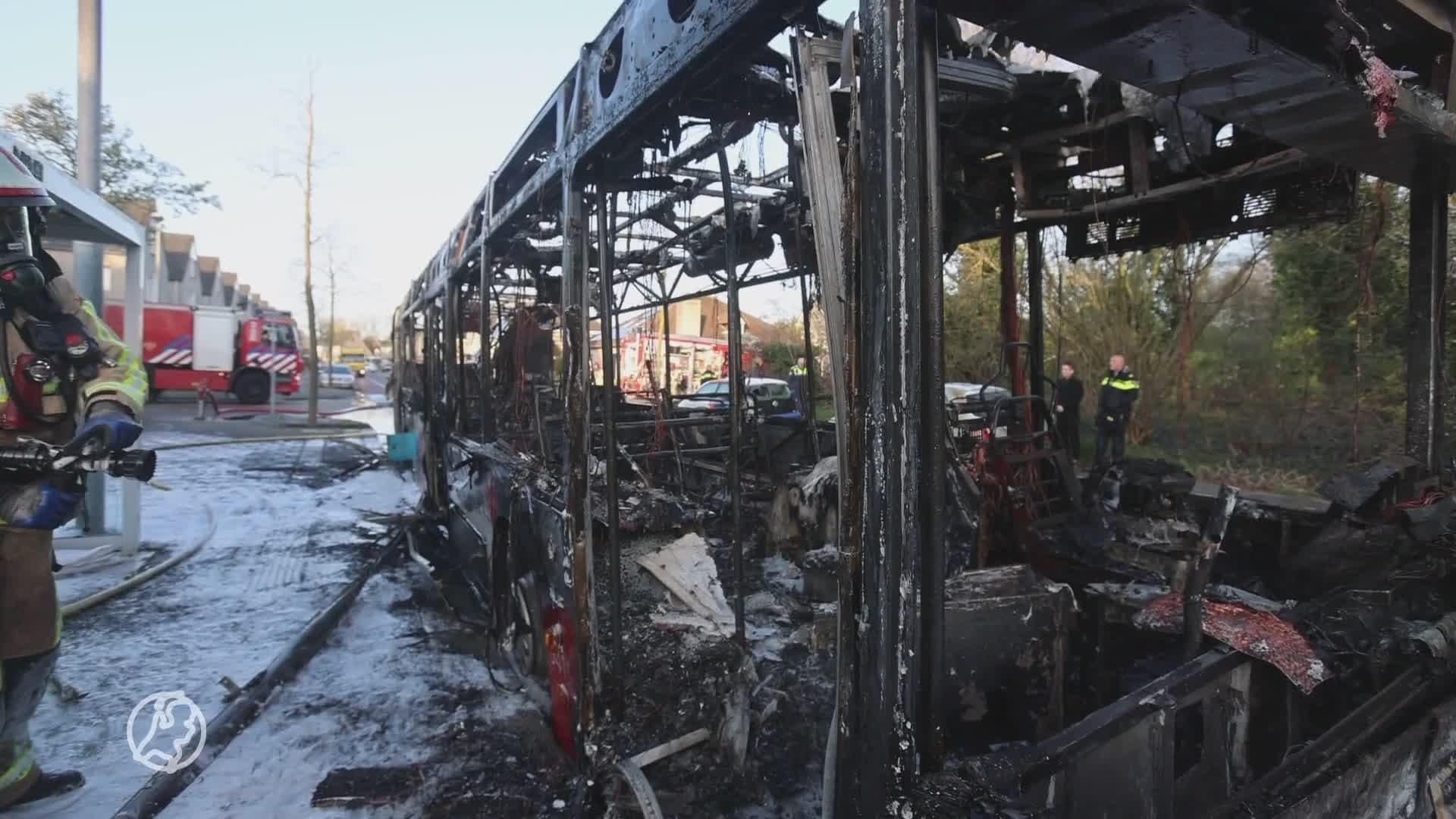 Lijnbus brandt uit in woonwijk, inzittenden weten aan vlammen te ontkomen