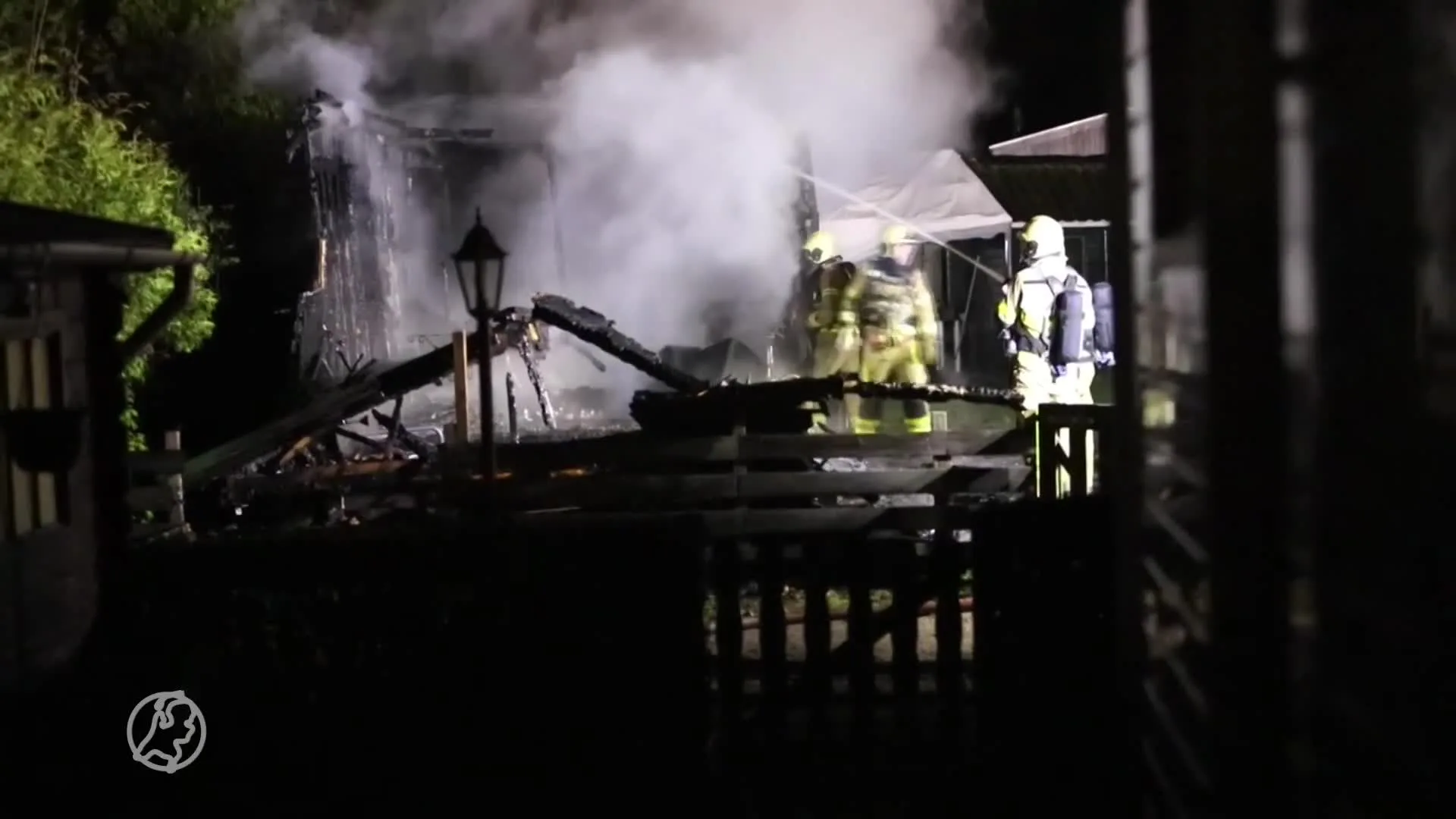 Stacaravan brandt volledig uit in Lieren, twee honden in veil...