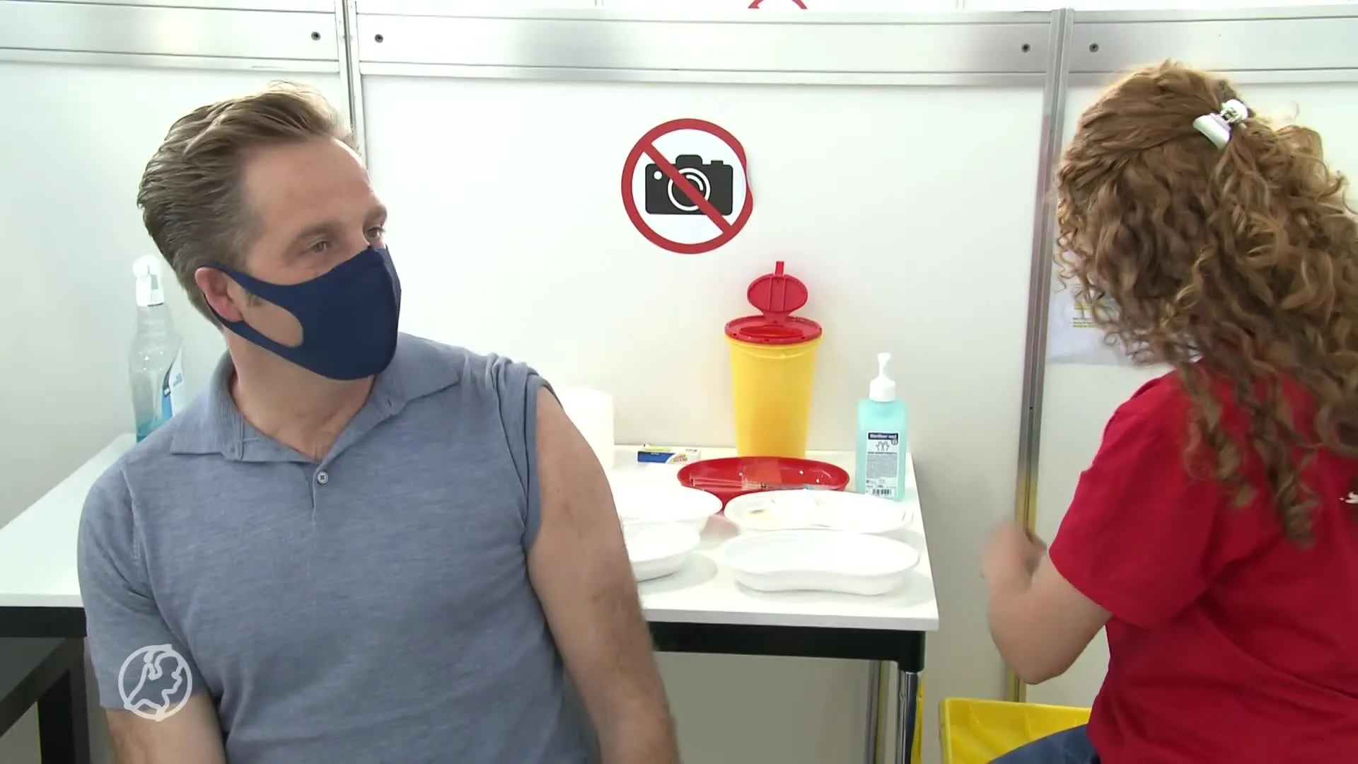 Hij zit! Ook minister De Jonge gevaccineerd tegen corona
