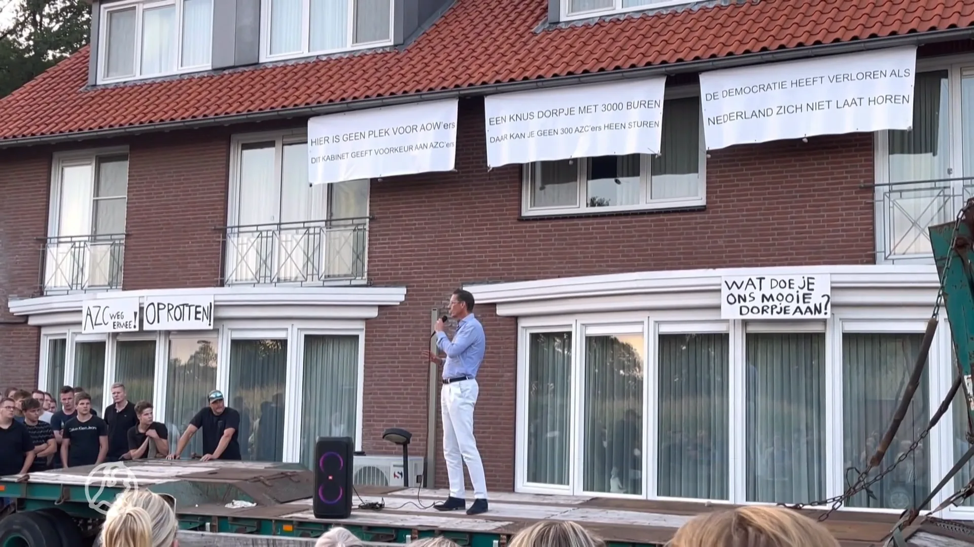 Honderden bij asielhotel Albergen, Omtzigt en Eerdmans spreken