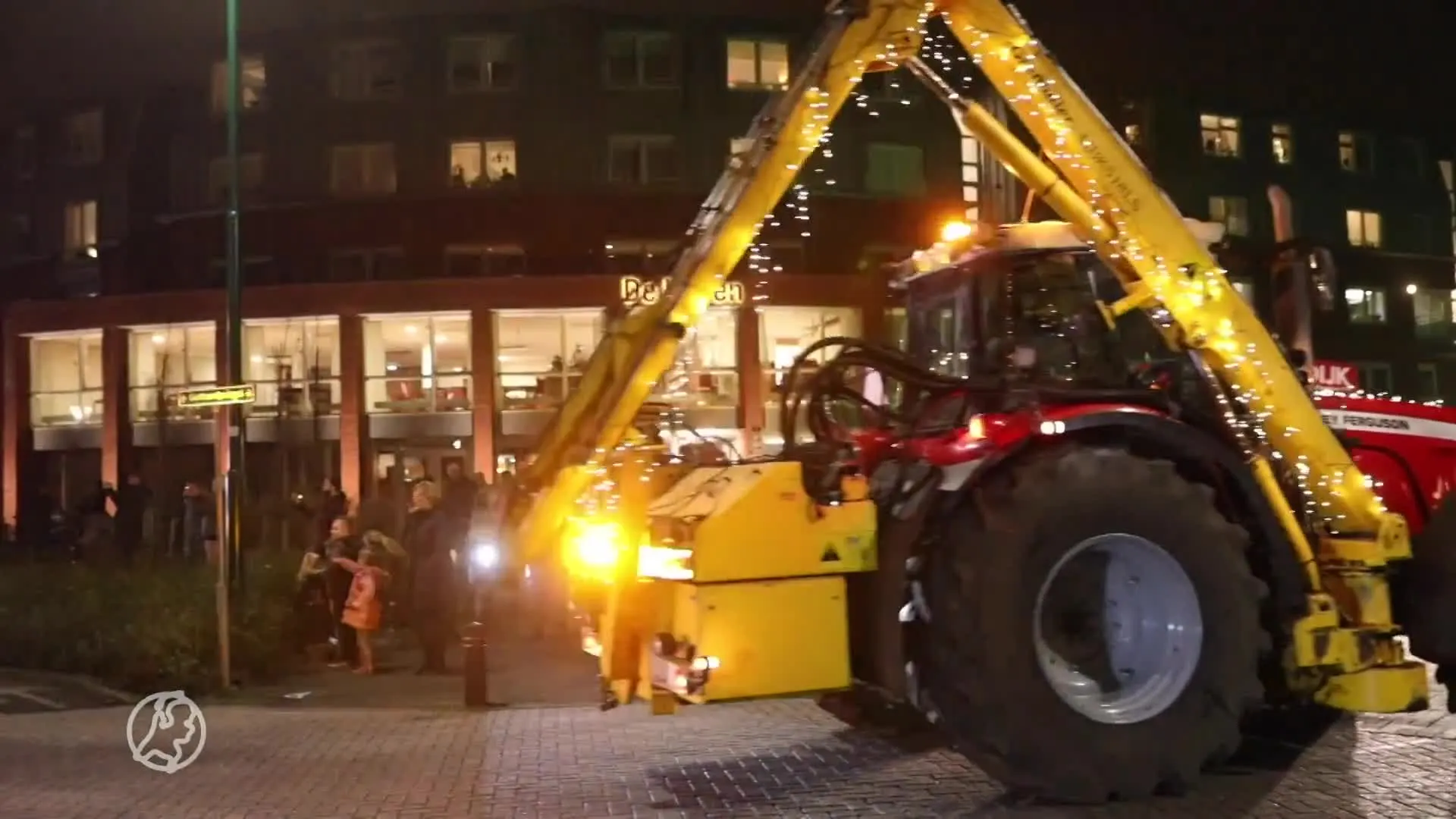 Boeren met verlichte trekkers langs verpleeghuizen voor eenza...
