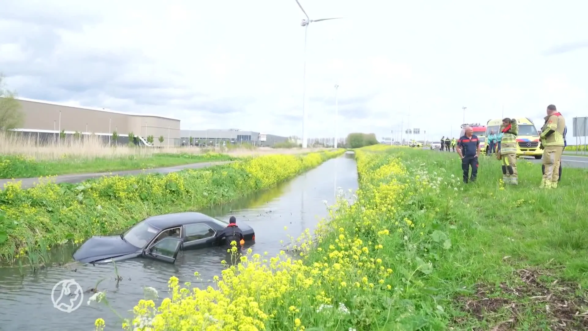 Omstanders redden automobilist uit water