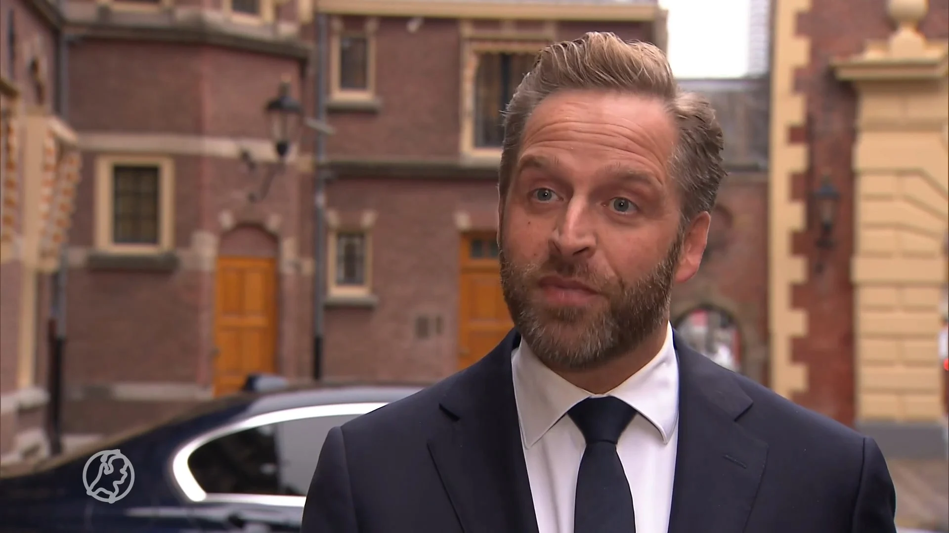 Minister De Jonge over waarom de boosterprikken zo lang duren