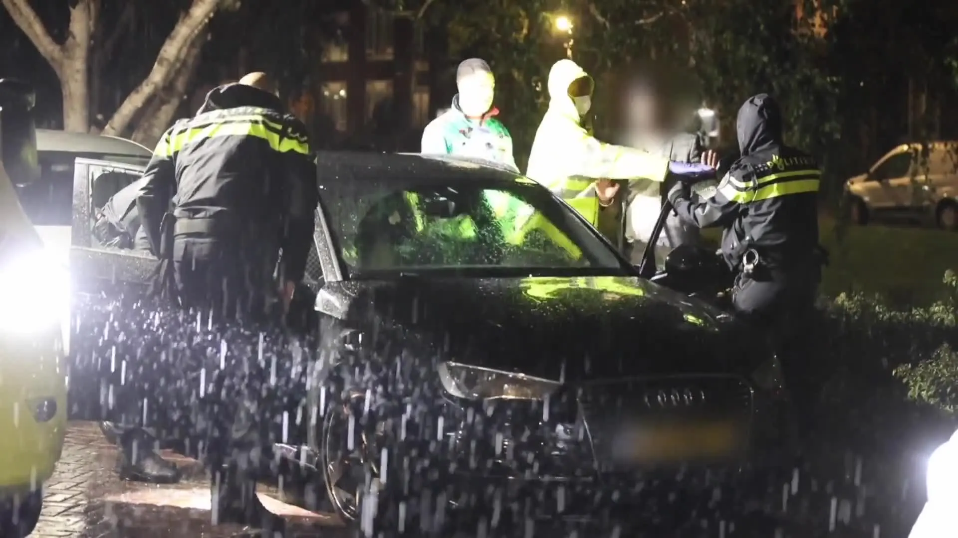 Dronken automobilist ramt meerdere auto's en valt in diepe slaap