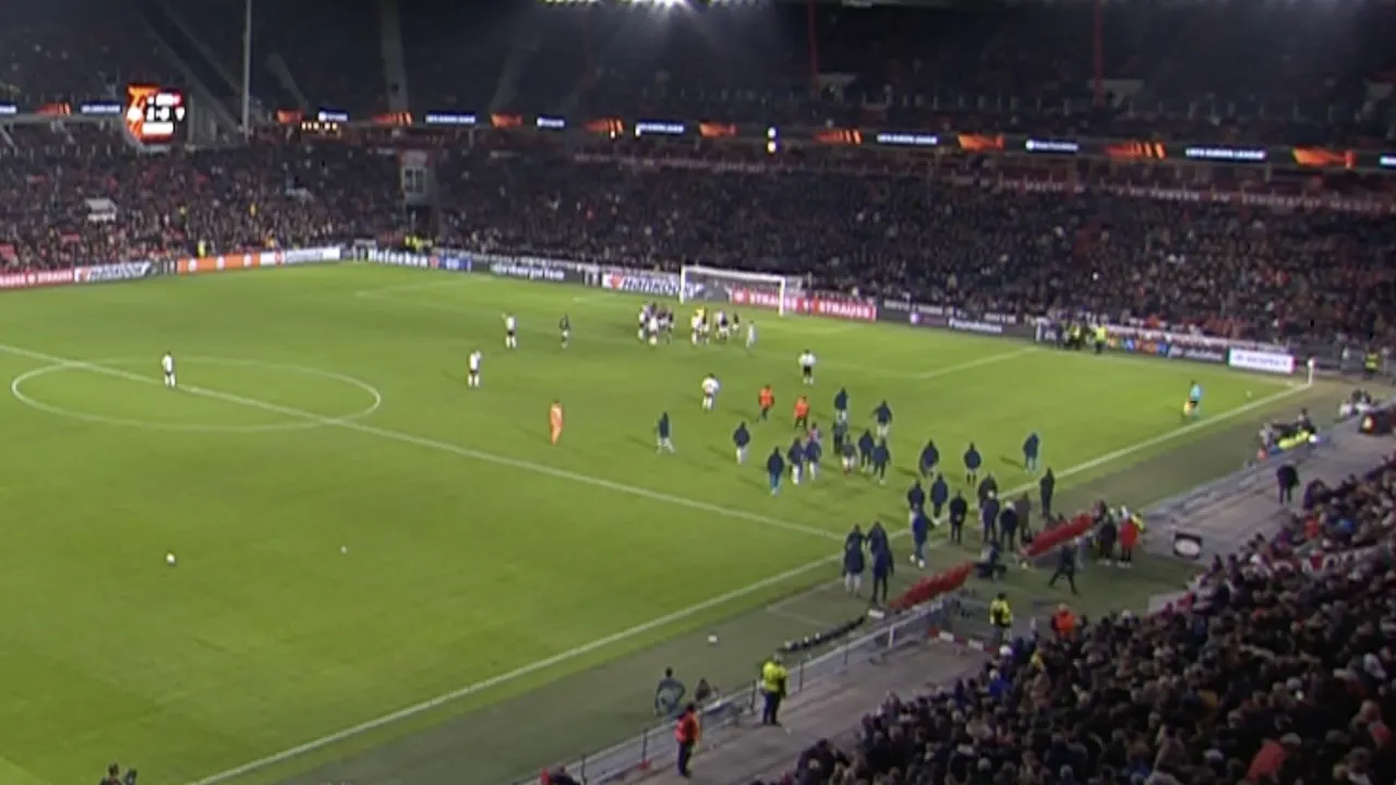 Buiten beeld: toeschouwer betreedt het veld en belaagt Sevilla-doelman Dmitrovic