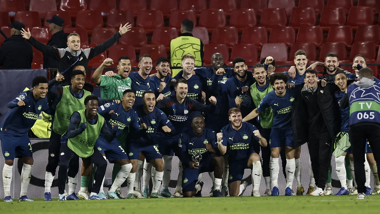 'Het zit op dit moment vreselijk mee voor PSV, op gegeven moment gaat het niet meer mis'
