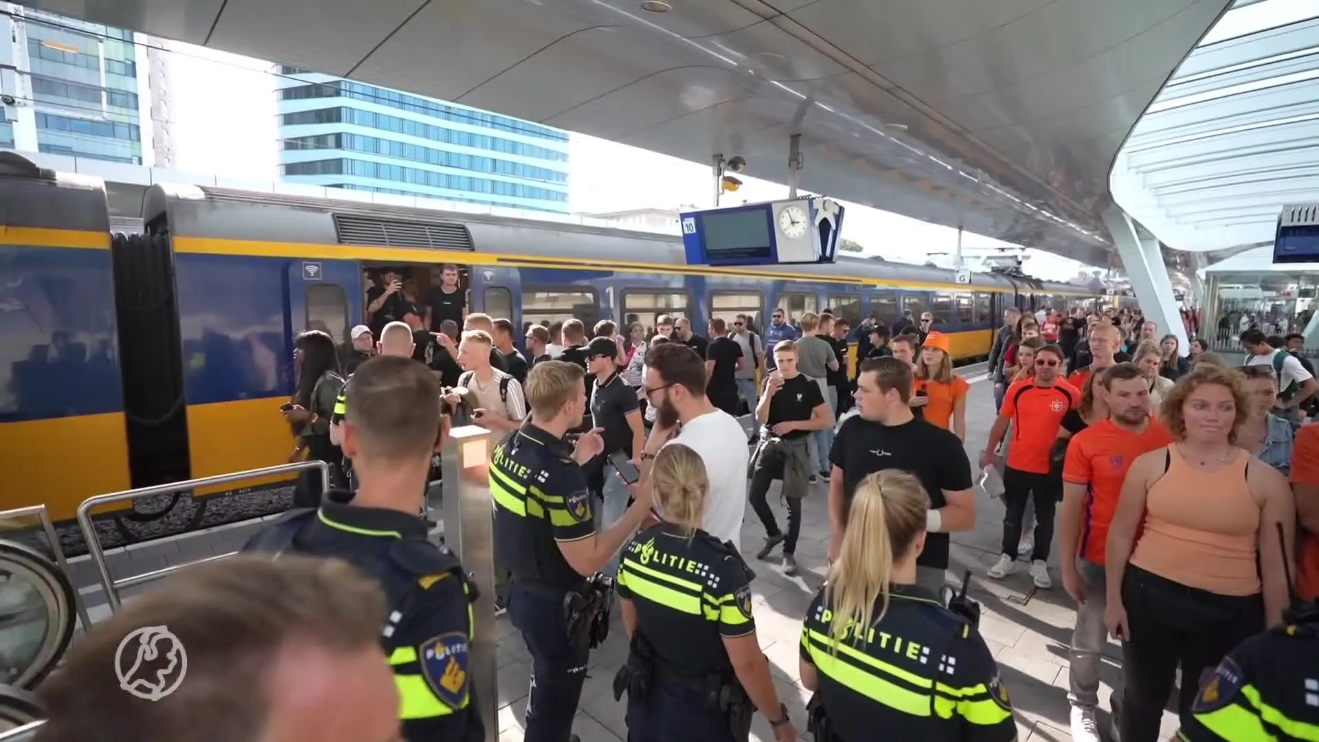 Reiziger trekt aan noodrem: honderden Go Ahead Eagles-fans gestrand