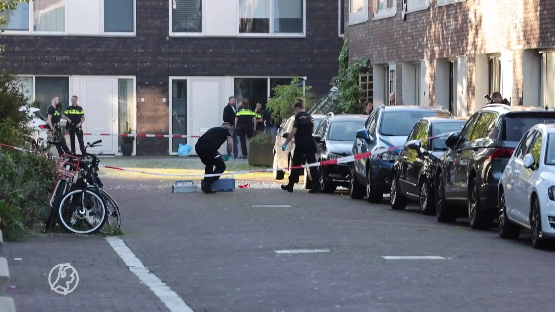 Explosie slaat gat in deur van woning in Amsterdam