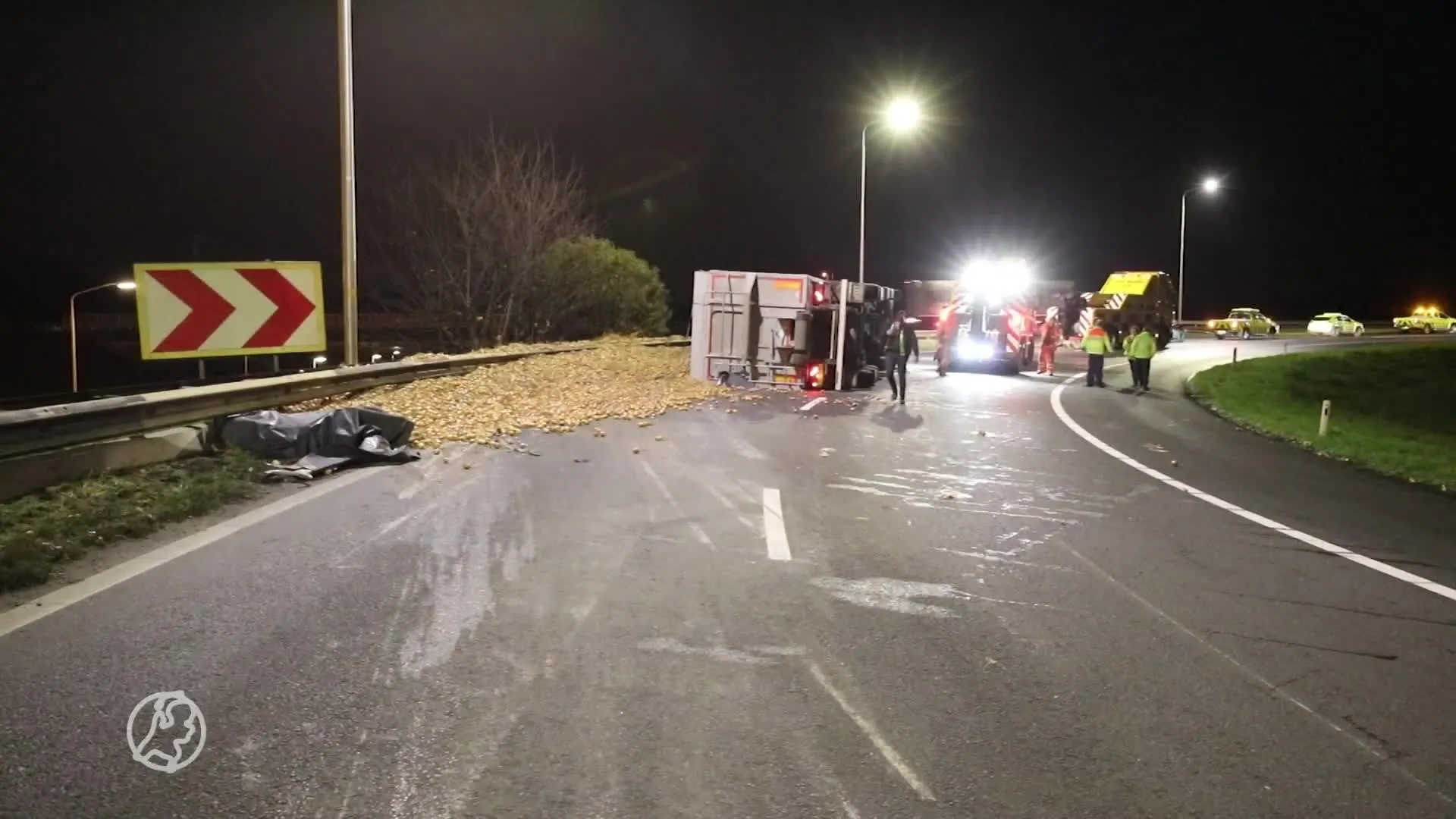 A58 bij knooppunt Zoomland bezaaid met uien na kantelen wagen