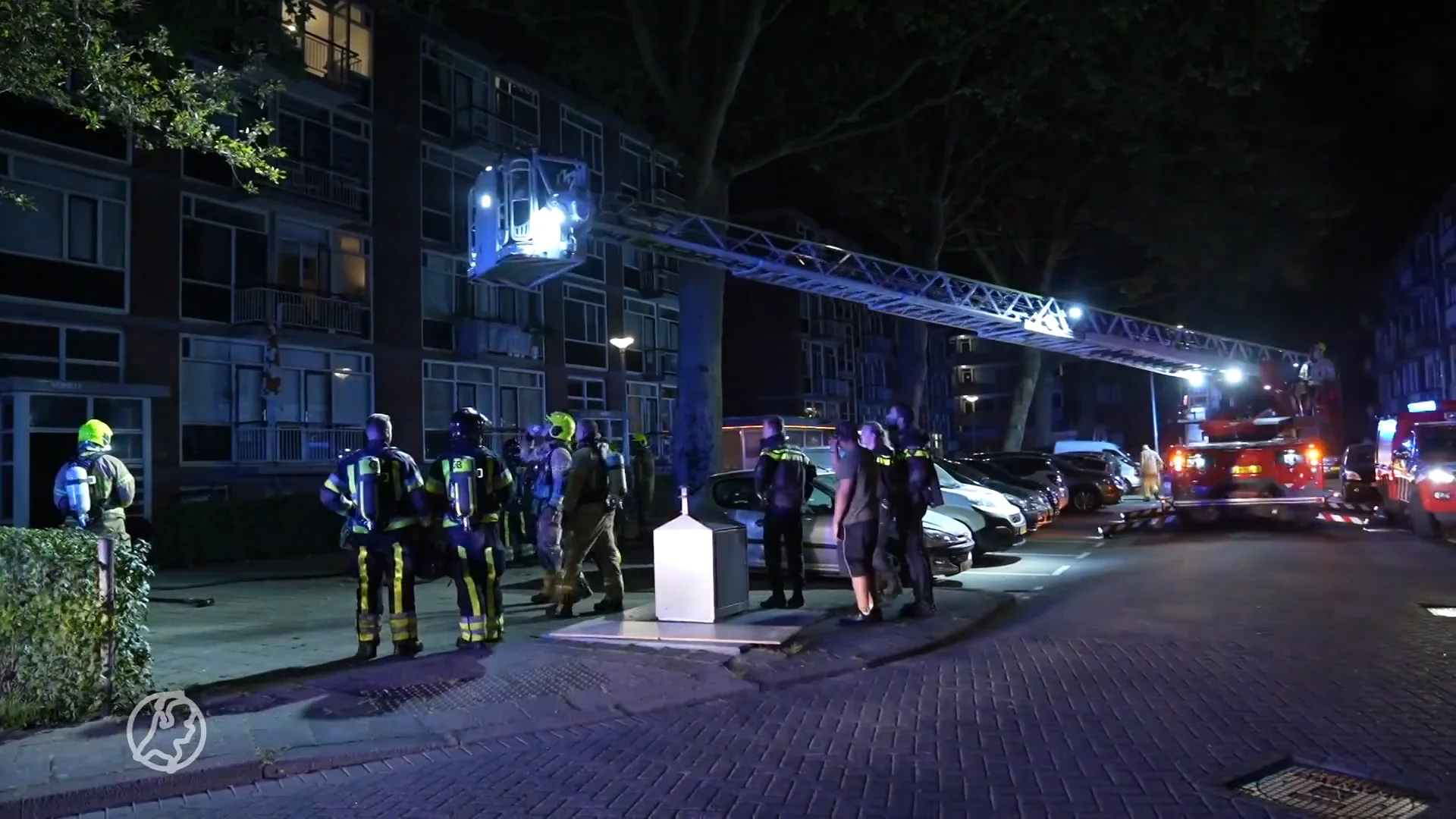 Brand in Rotterdamse portiekflat, bewoners van balkons gered