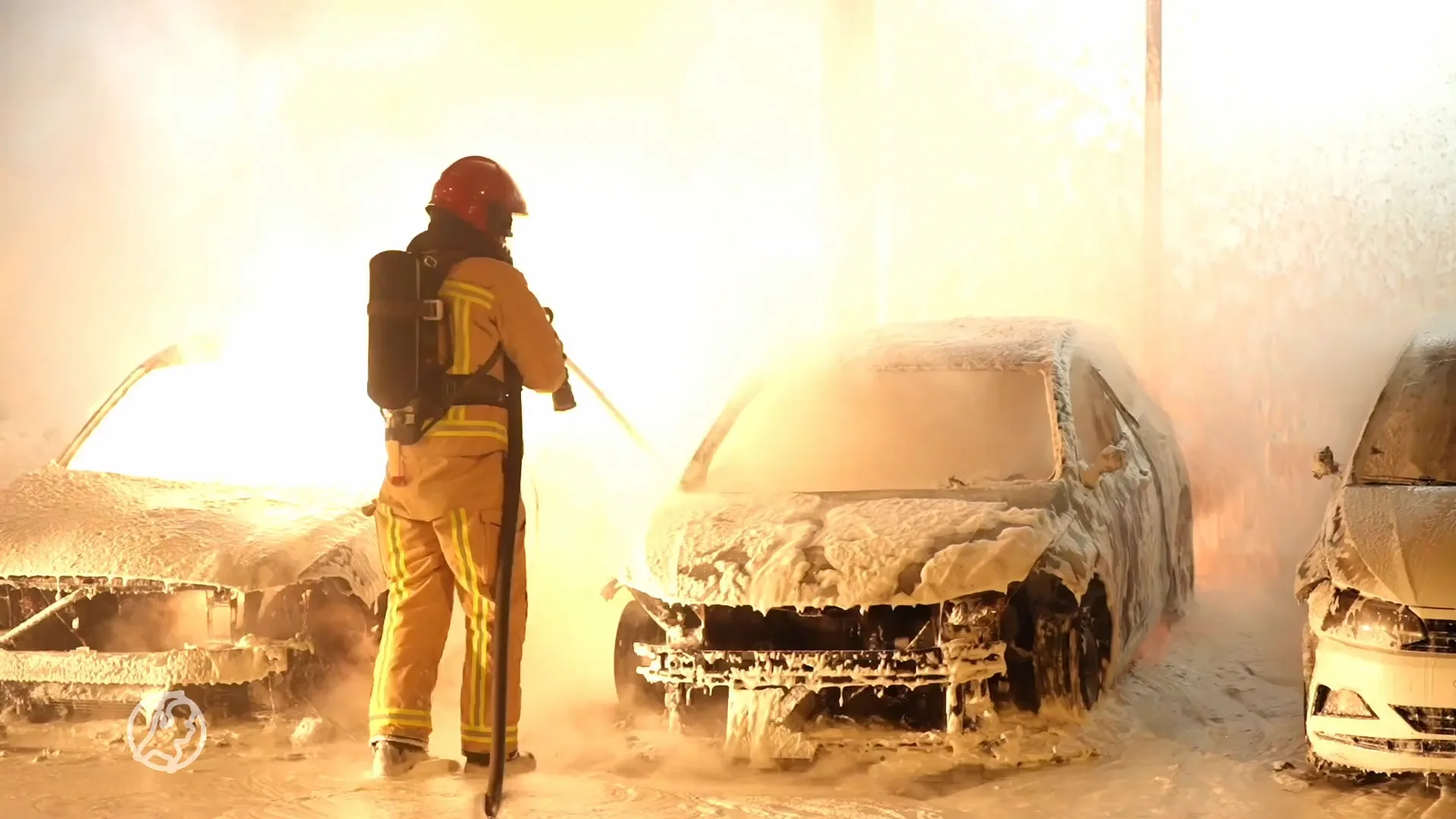 Gloednieuwe auto's uitgebrand bij showroom in Eindhoven, politie gaat uit van brandstichting