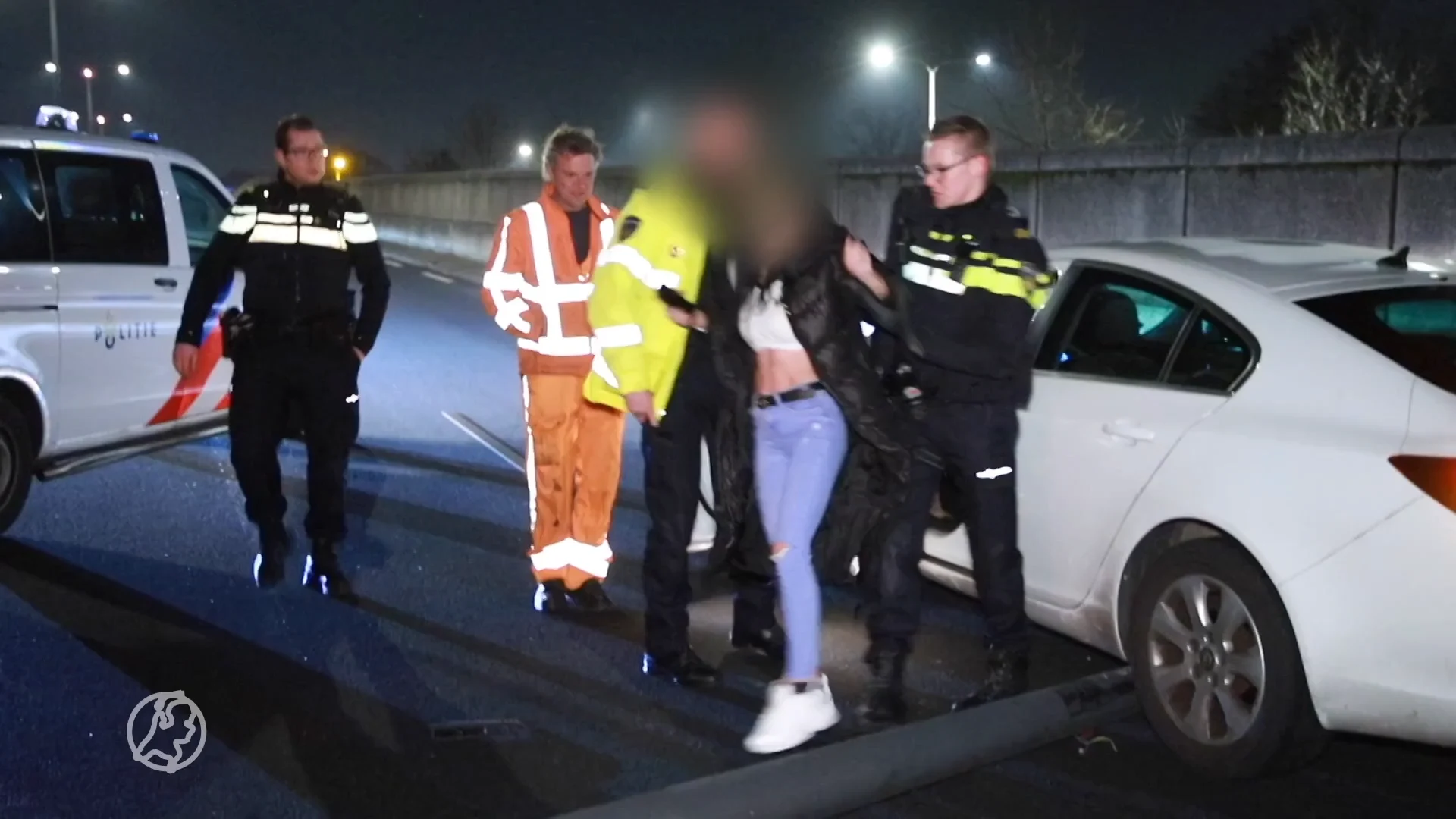 Bezopen vrouw knalt op lichtmast na eerder ongeval, heeft praatjes bij arrestatie