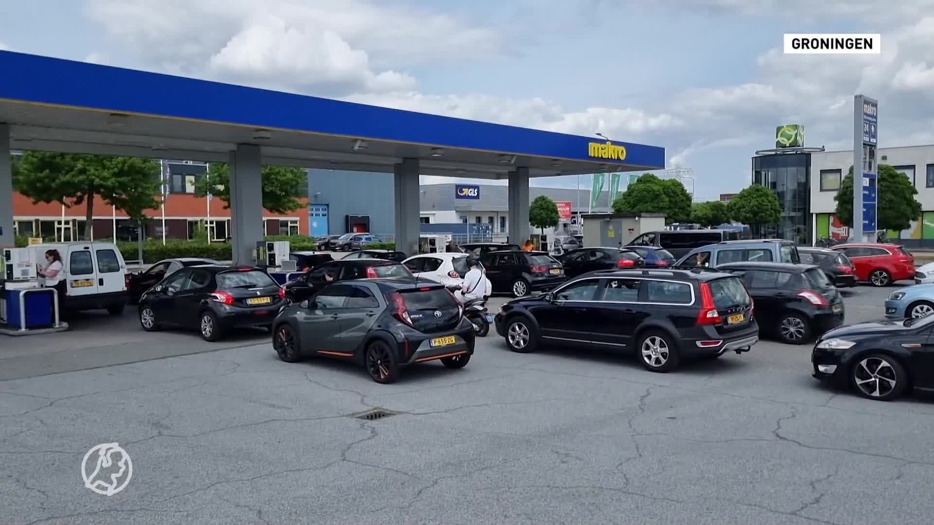 Files bij tankstations, door het hele land