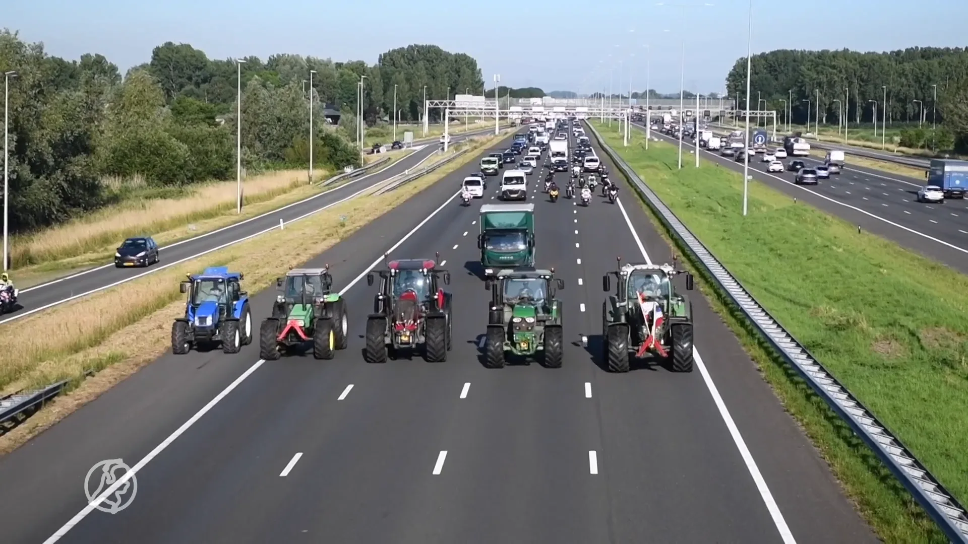 Duizenden boeren op trekkers onderweg naar groot stikstofprotest