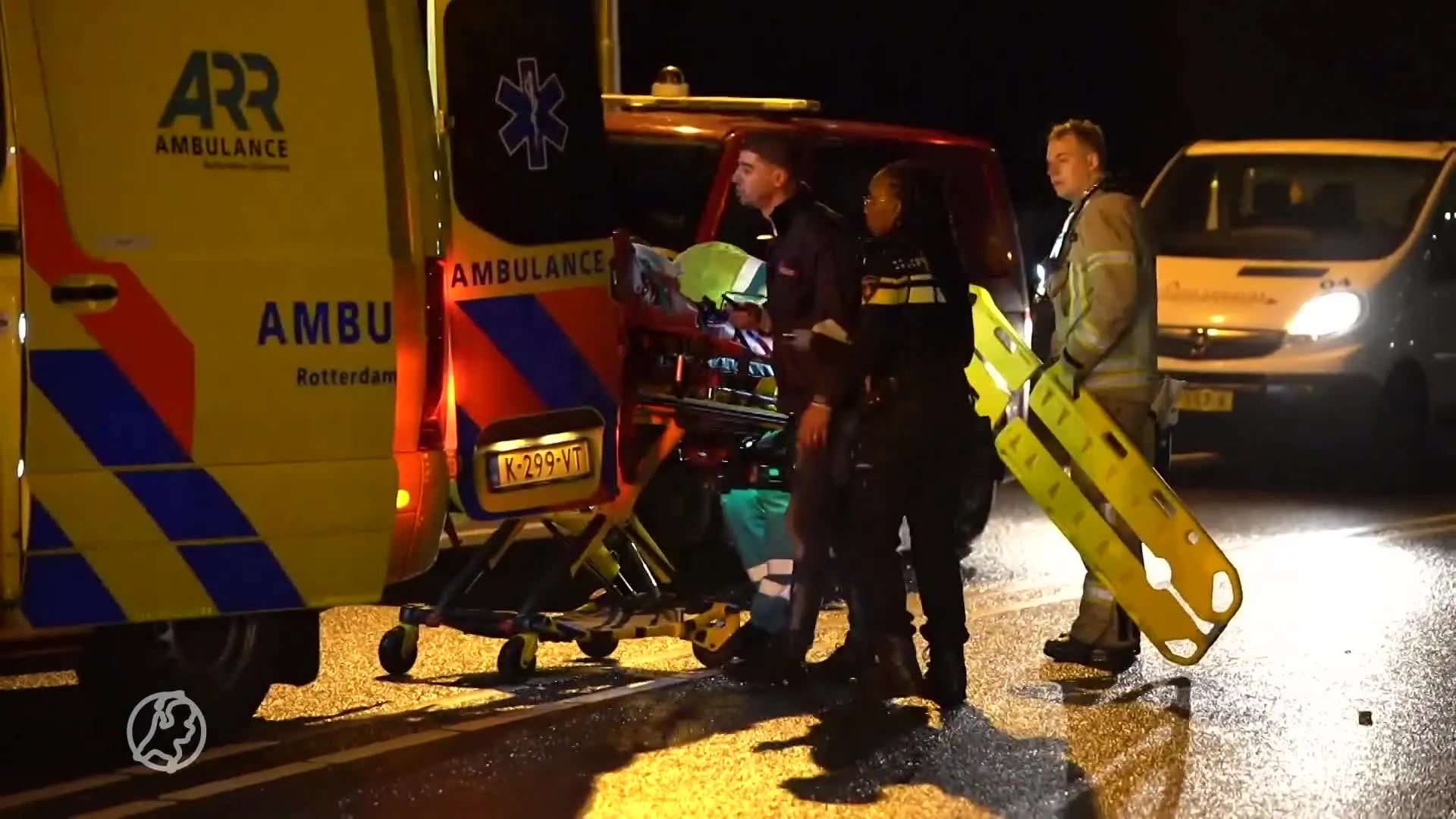 Busje vliegt uit de bocht in Barendrecht, twee zwaargewonden uit wrak gehaald